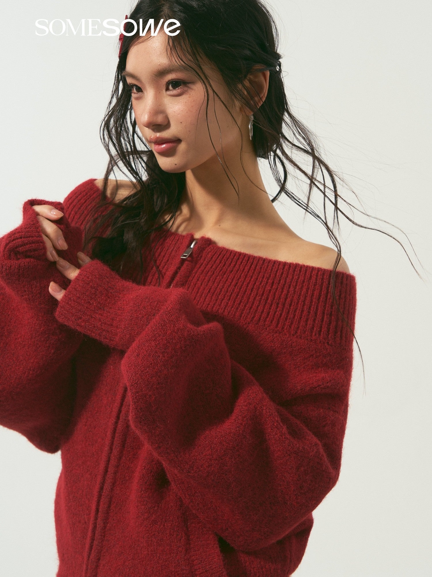 SOMESOWE S2509009 Off shoulder zipper cardigan