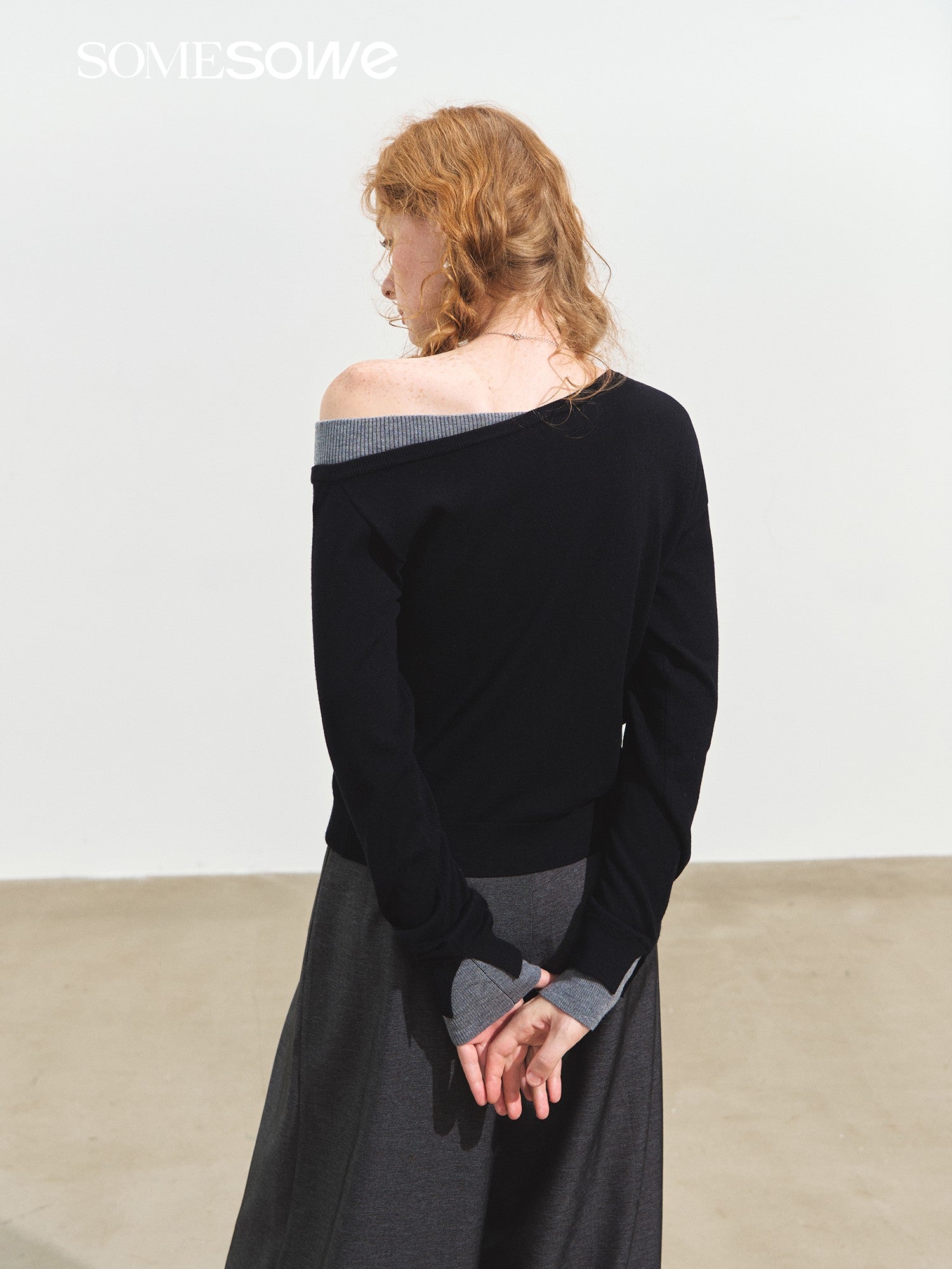 SOMESOWE S2508250 Color blocked off shoulder fake two piece sweater