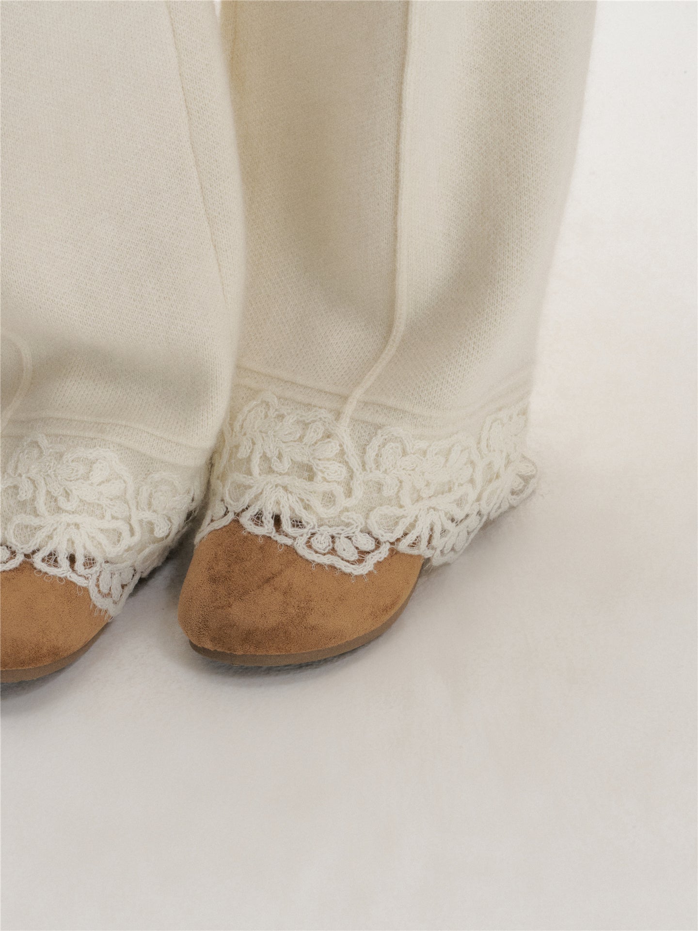 16DEWS 16D25471 Lace edged wool knitted straight leg pants