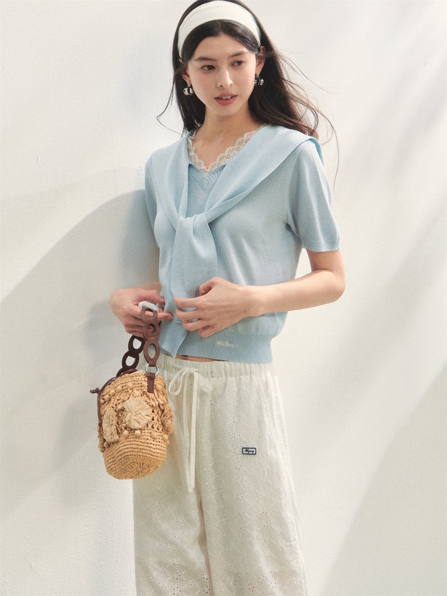 AsGony ASG25125 Splicing V-neck lace knit shawl top