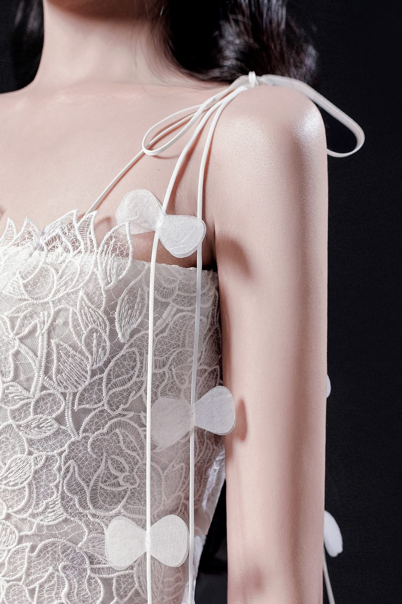 Raffiné RISHIMA LACE MIDI DRESS
