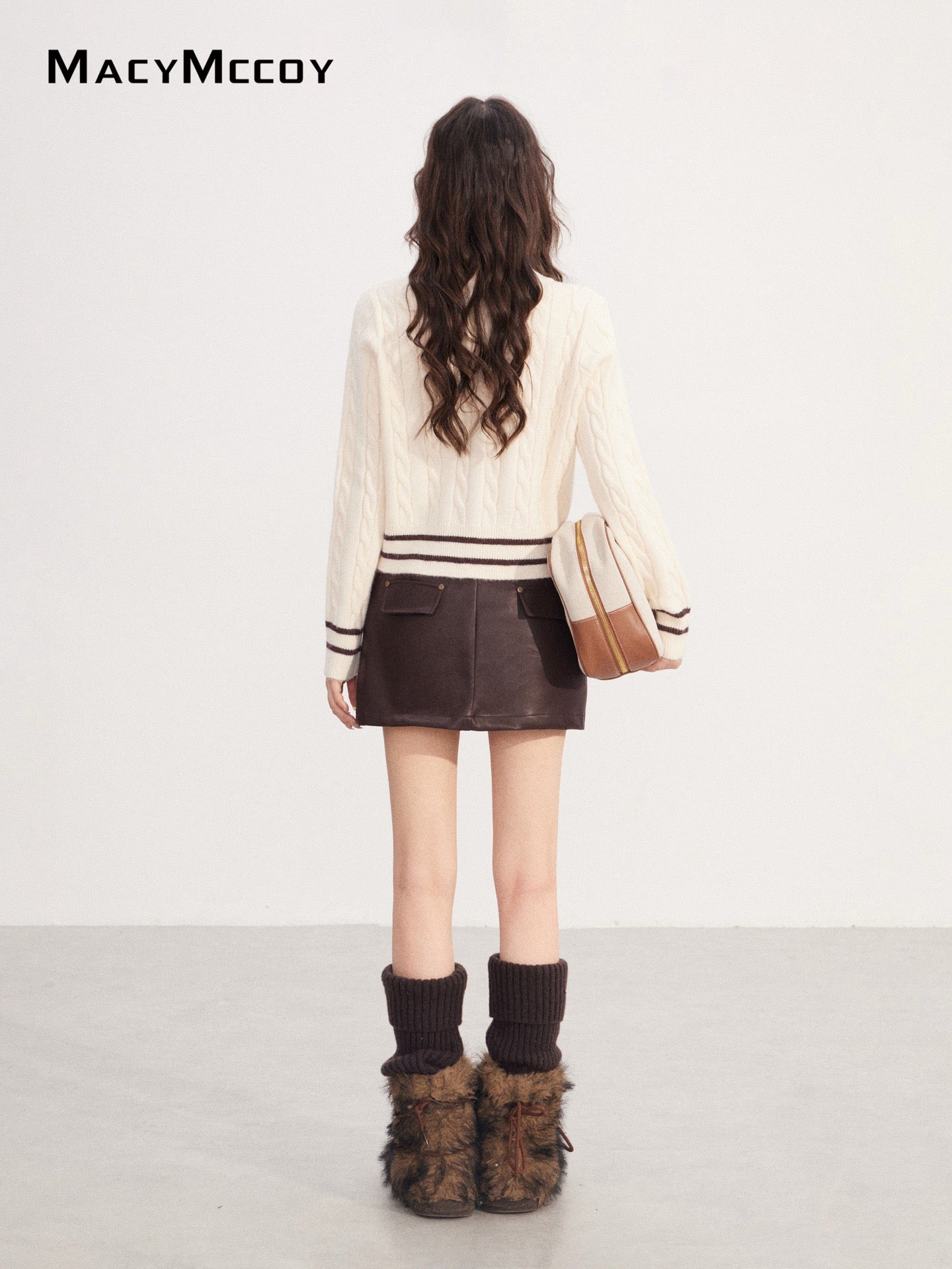 MacyMccoy MMC2025228 Fake two V-neck embroidered sweaters