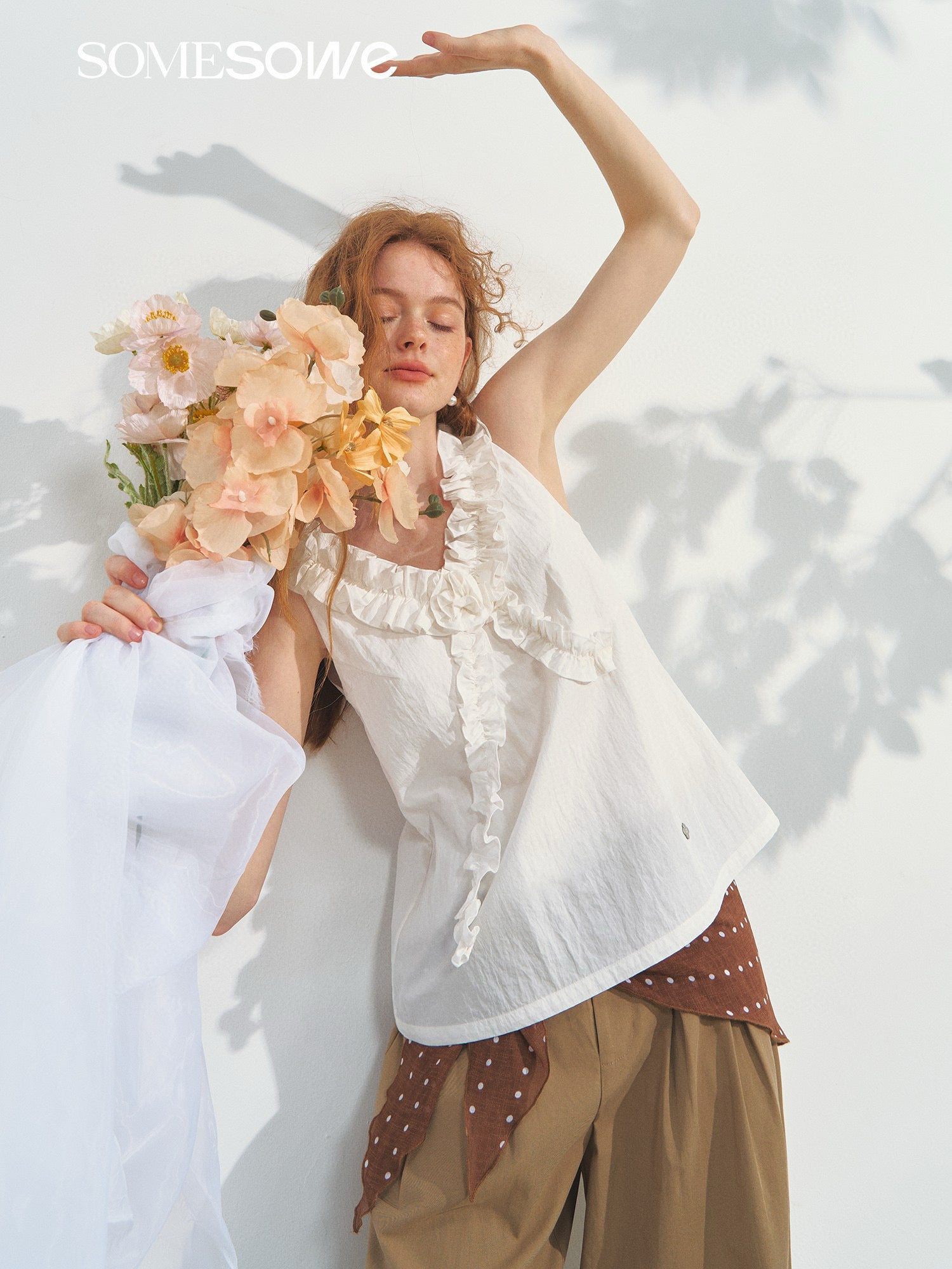 SOMESOWE S2508175 Twisted flower V-neck top