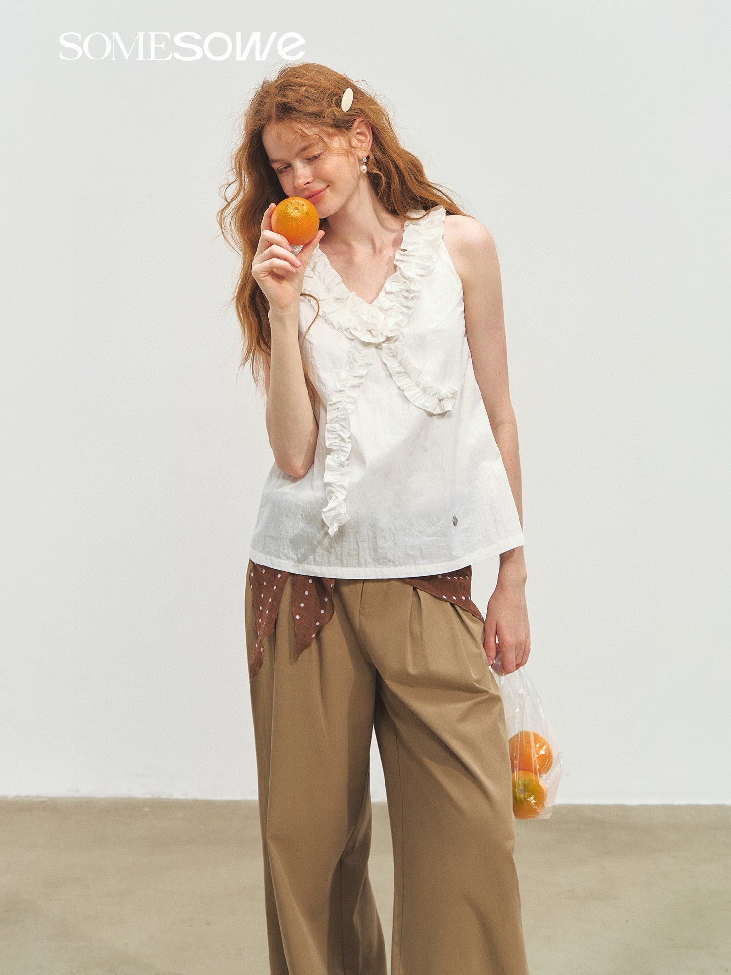 SOMESOWE S2508175 Twisted flower V-neck top