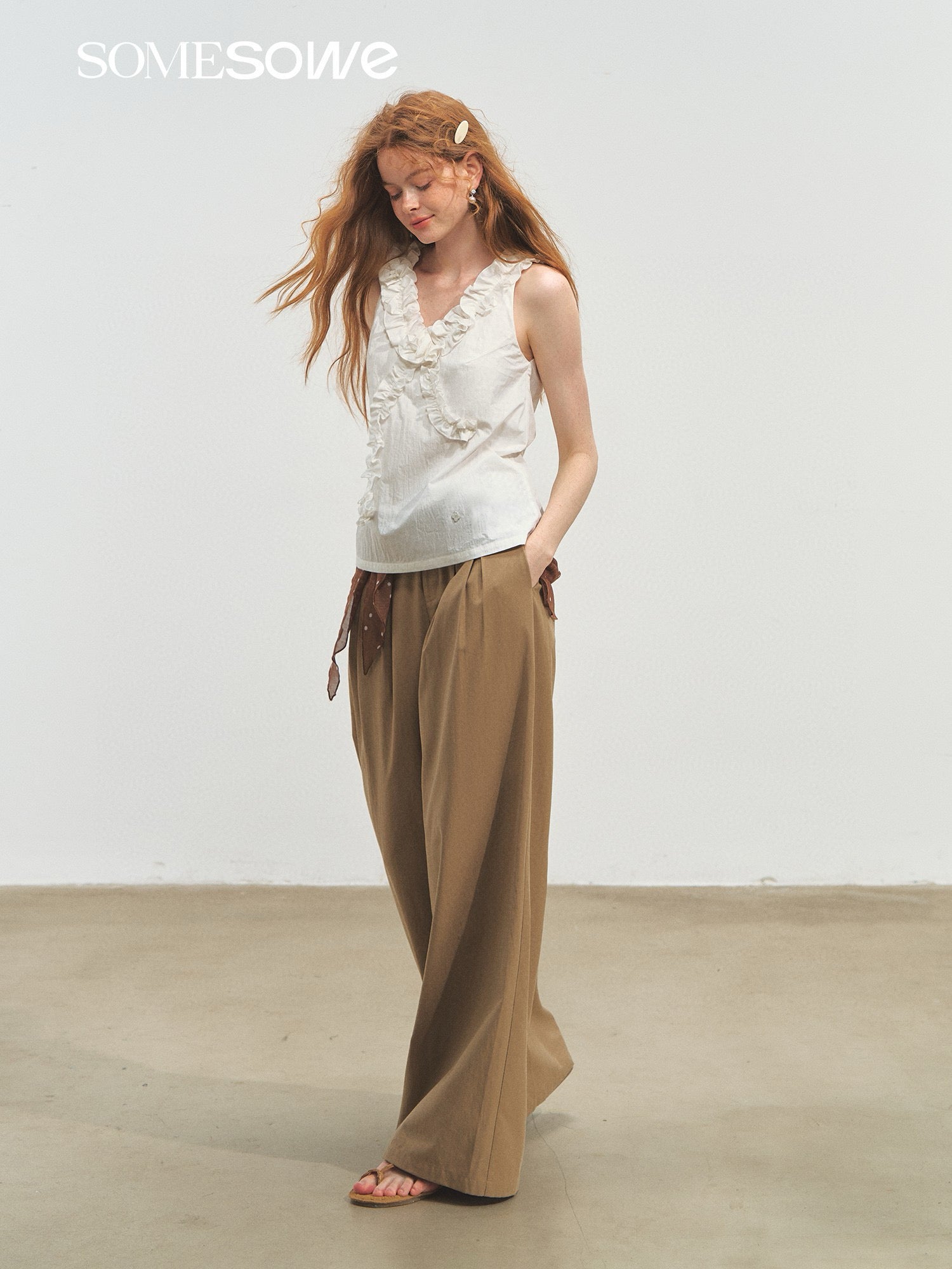 SOMESOWE S2508175 Twisted flower V-neck top