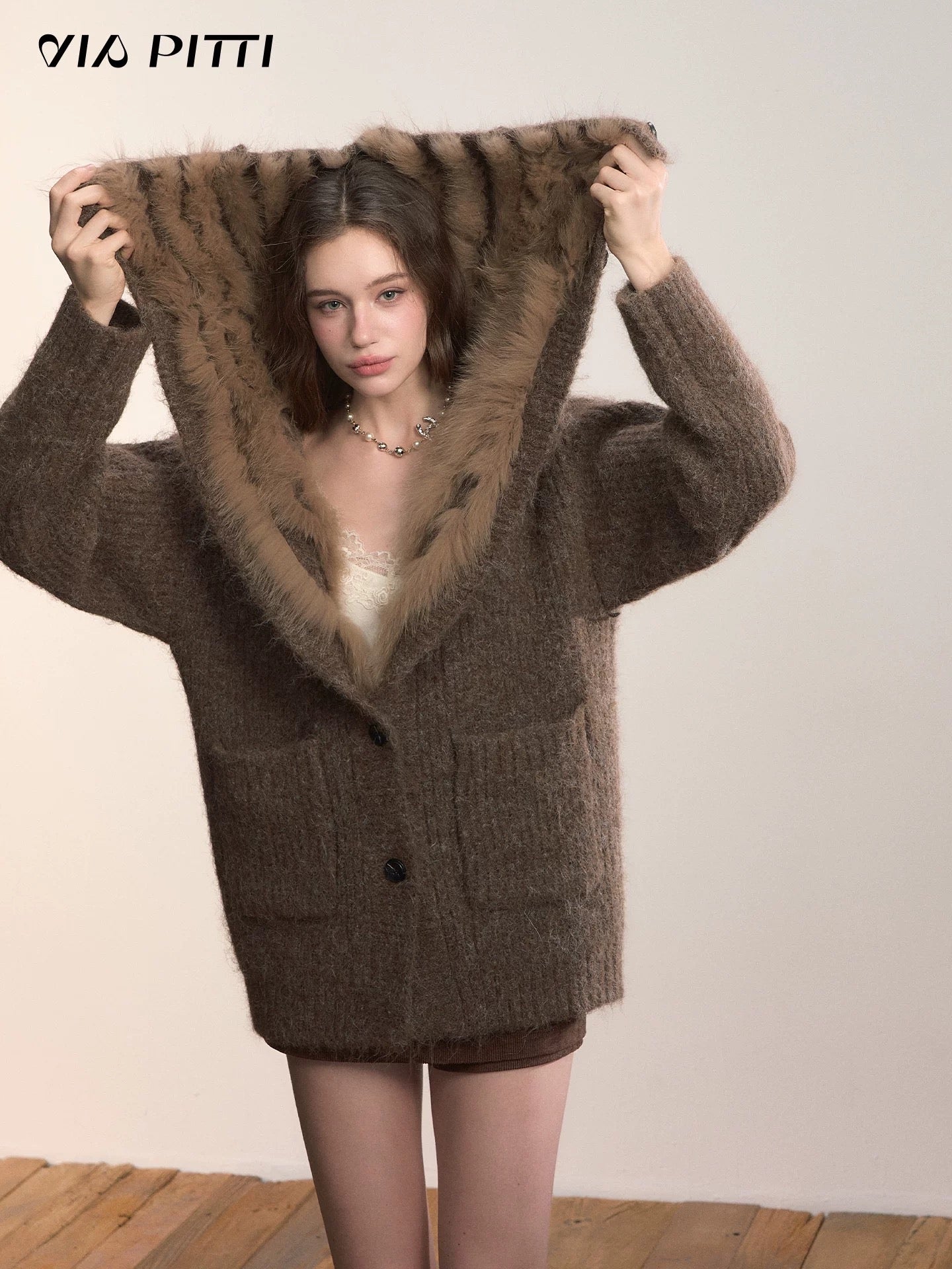VIA PITTI VIADK672 Big collar plush cardigan