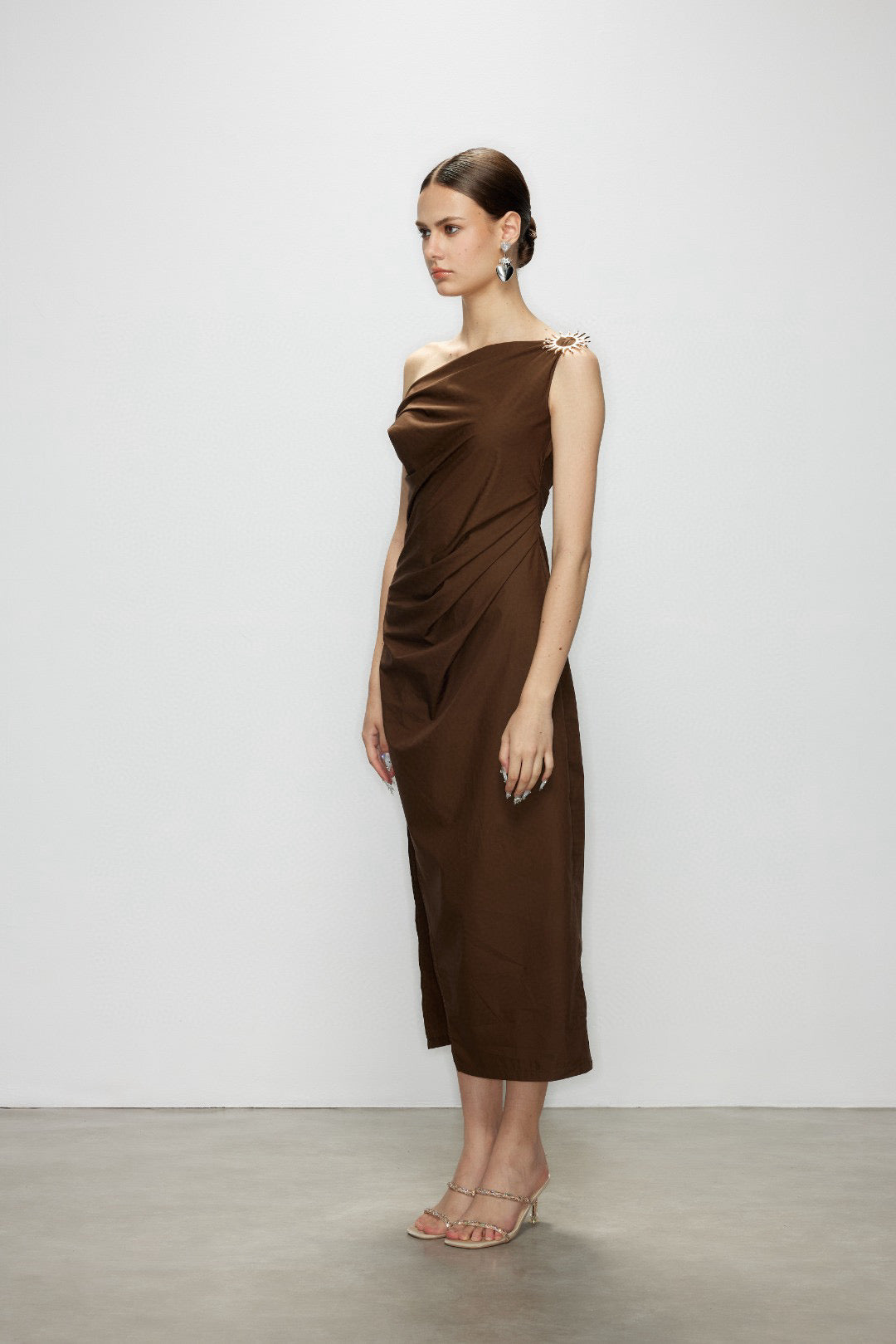 Artel Retro AR-25AW-DR004 One shoulder slit slim fit dress (Brown)
