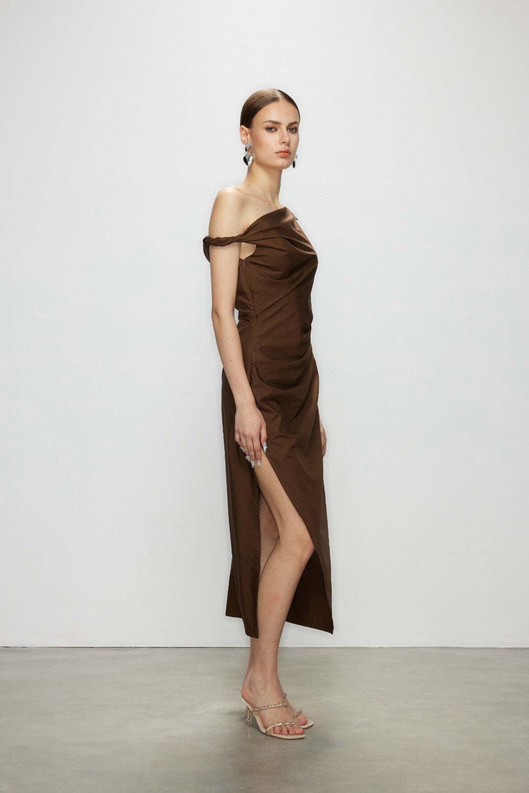 Artel Retro AR-25AW-DR004 One shoulder slit slim fit dress (Brown)