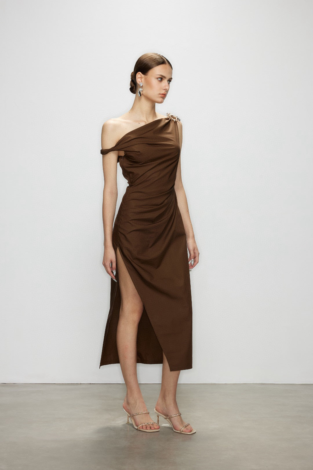 Artel Retro AR-25AW-DR004 One shoulder slit slim fit dress (Brown)