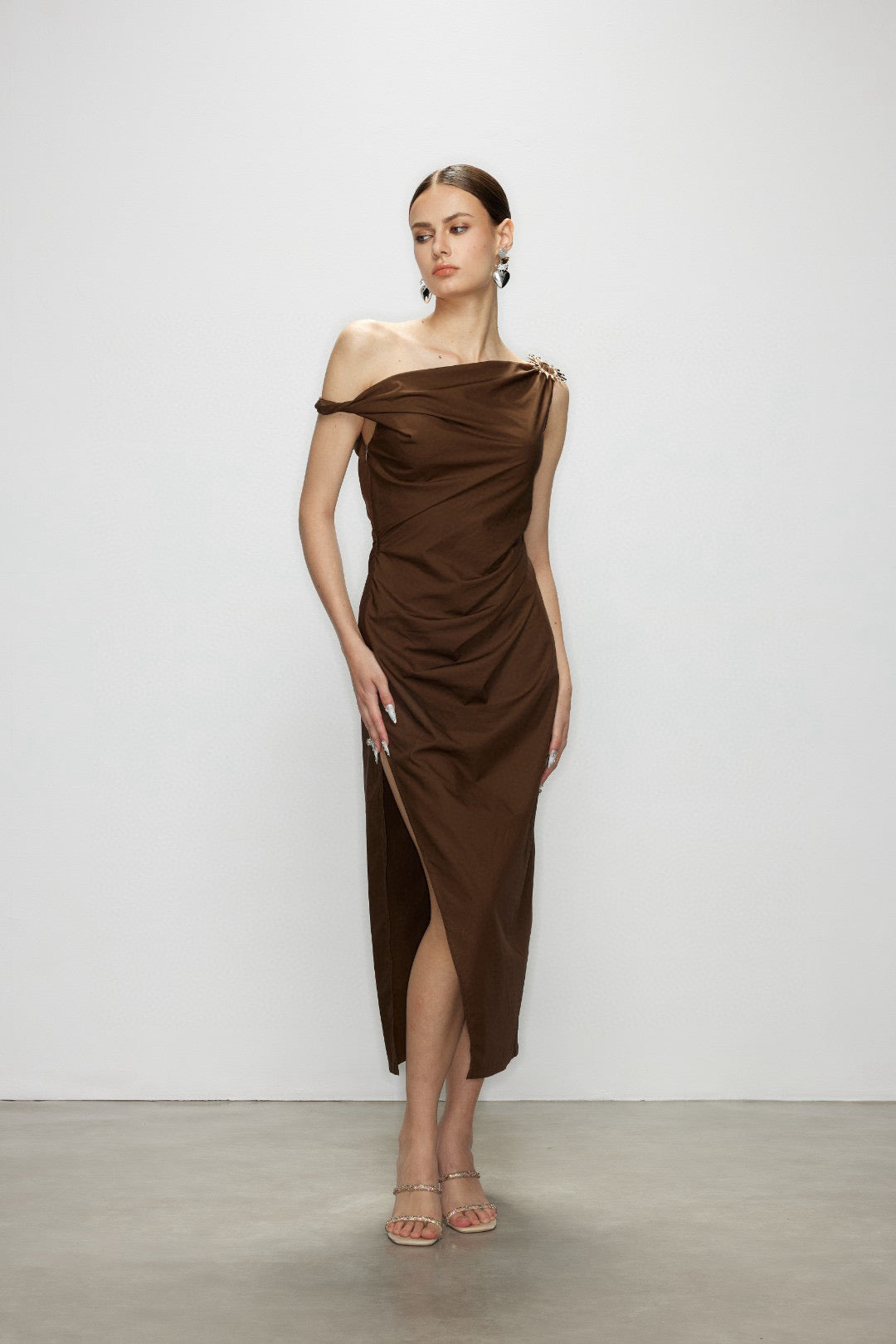 Artel Retro AR-25AW-DR004 One shoulder slit slim fit dress (Brown)