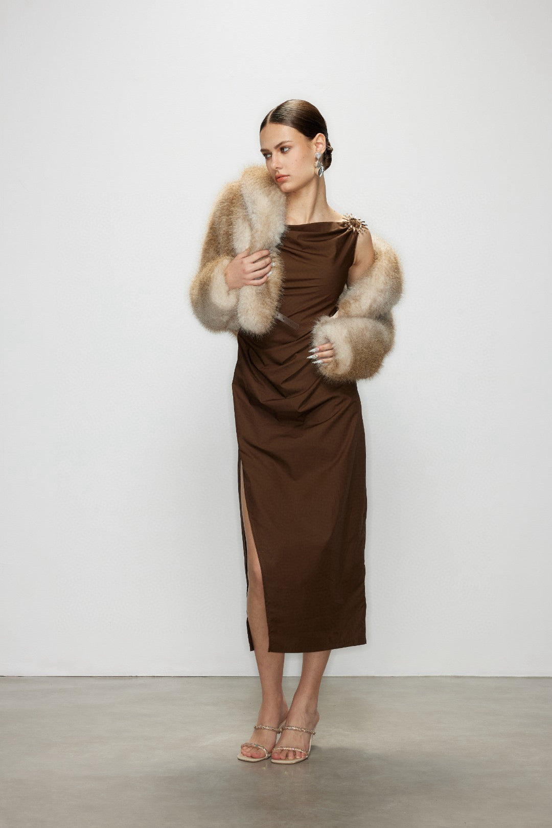 Artel Retro AR-25AW-DR004 One shoulder slit slim fit dress (Brown)