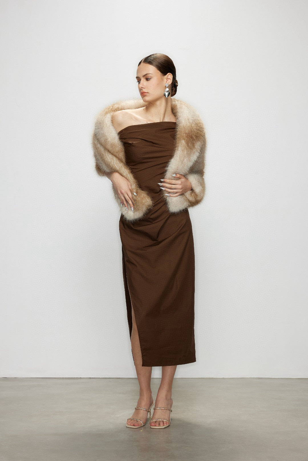 Artel Retro AR-25AW-DR004 One shoulder slit slim fit dress (Brown)