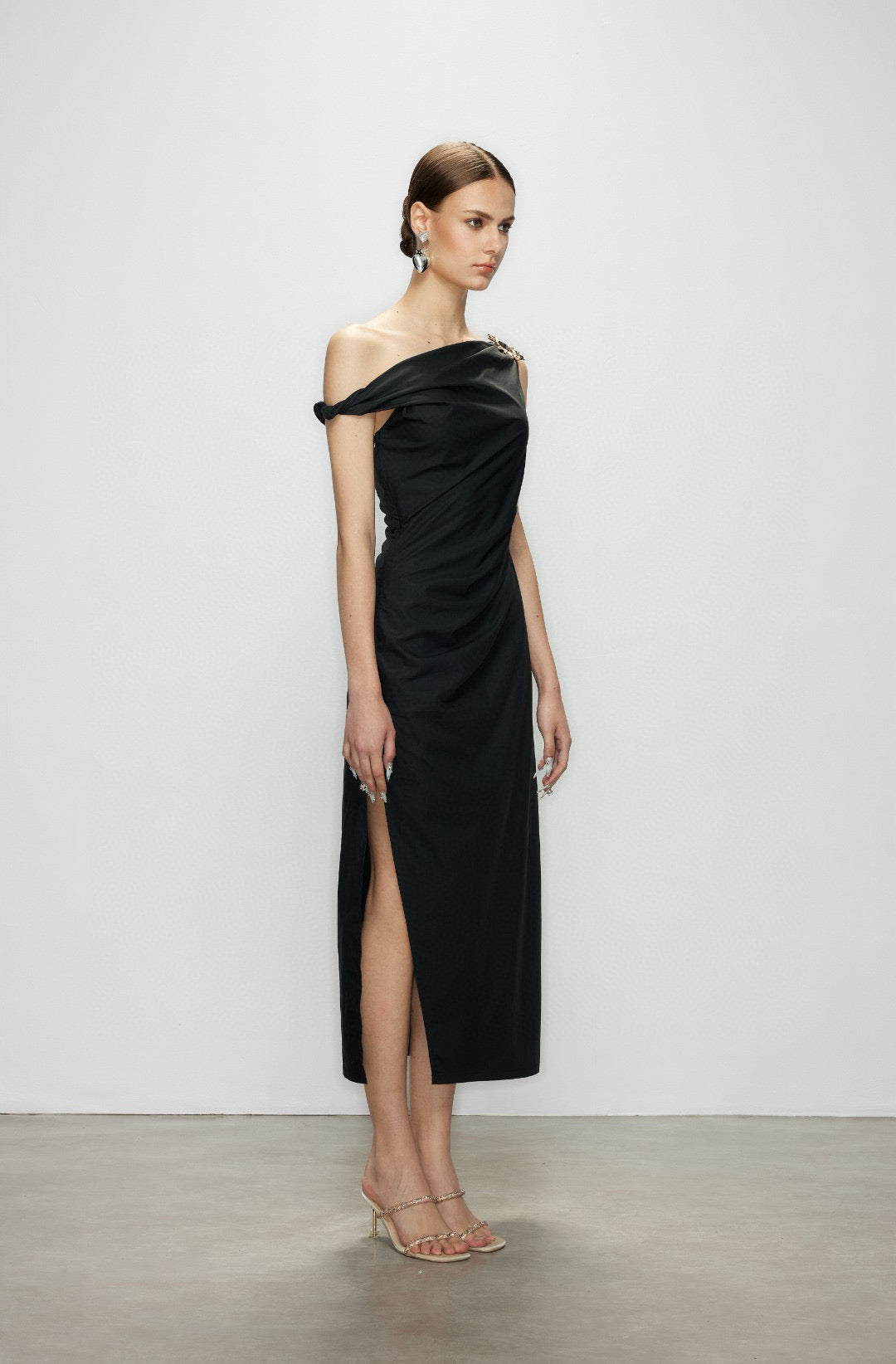 Artel Retro AR-25AW-DR003 One shoulder slit slim fit dress (Black)