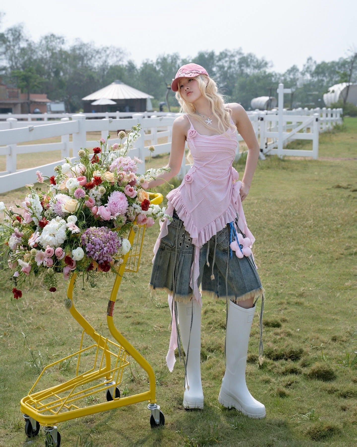 SWAN Closet Pink rose camisole top + Denim cropped pants set