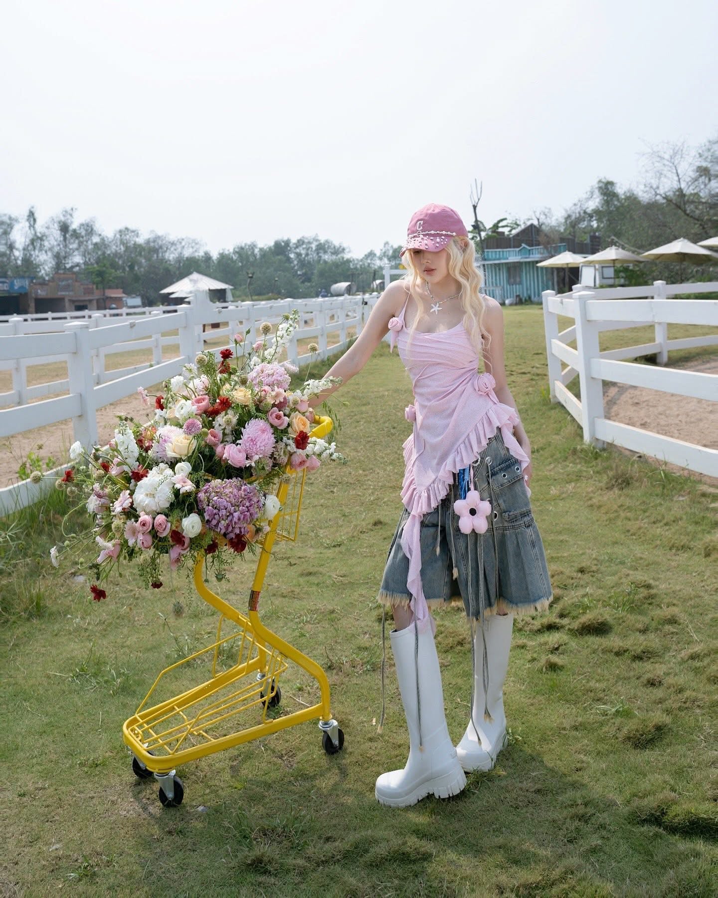 SWAN Closet Pink rose camisole top + Denim cropped pants set