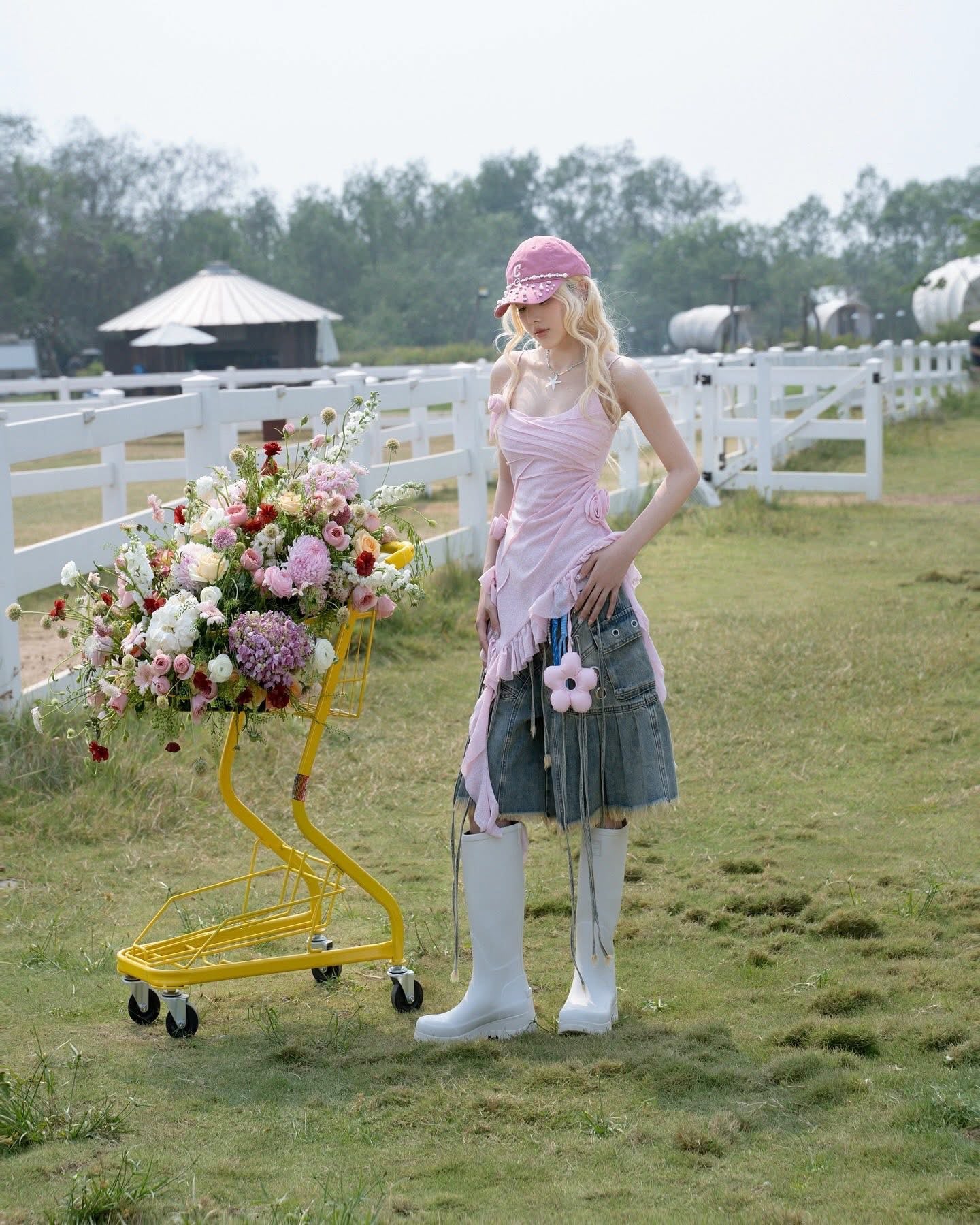SWAN Closet Pink rose camisole top + Denim cropped pants set