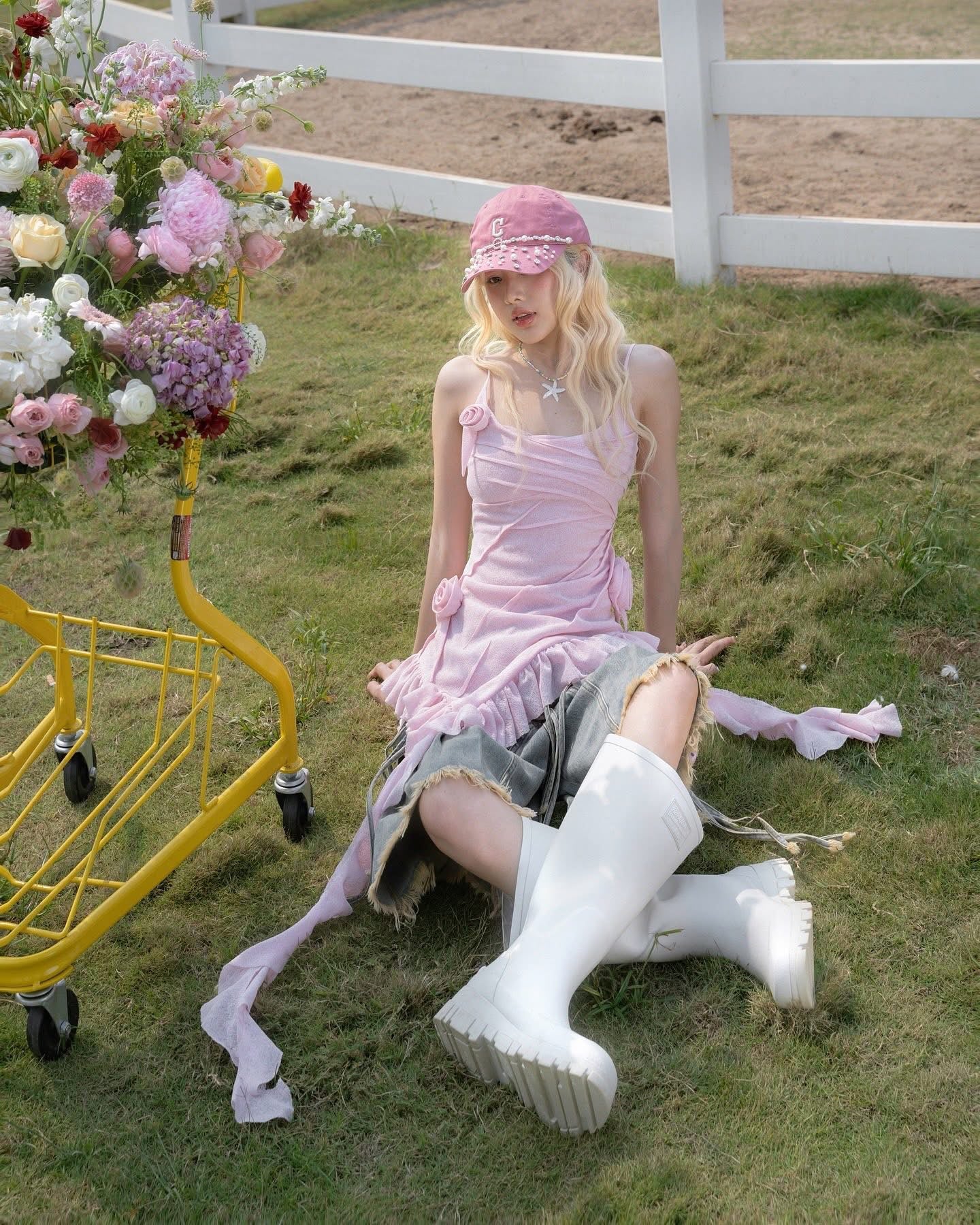 SWAN Closet Pink rose camisole top + Denim cropped pants set