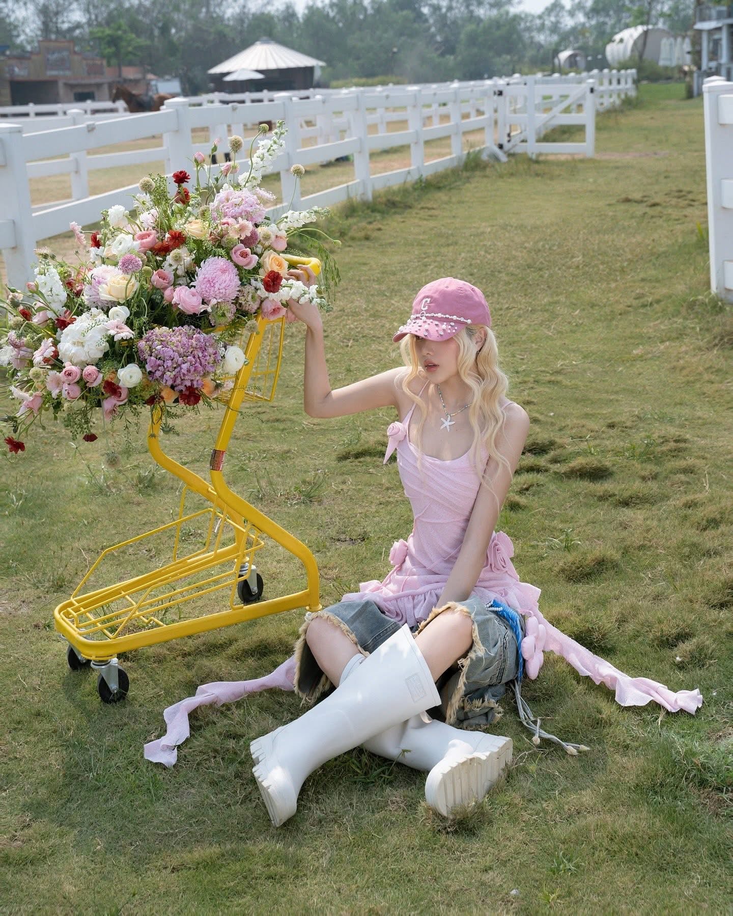 SWAN Closet Pink rose camisole top + Denim cropped pants set