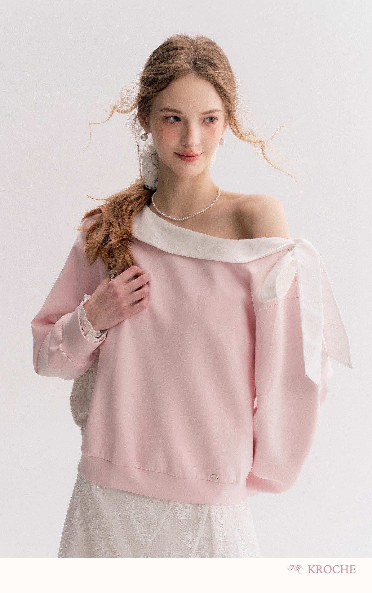 Kroche Off-shoulder contrast lace collar sweatshirt (2 color)