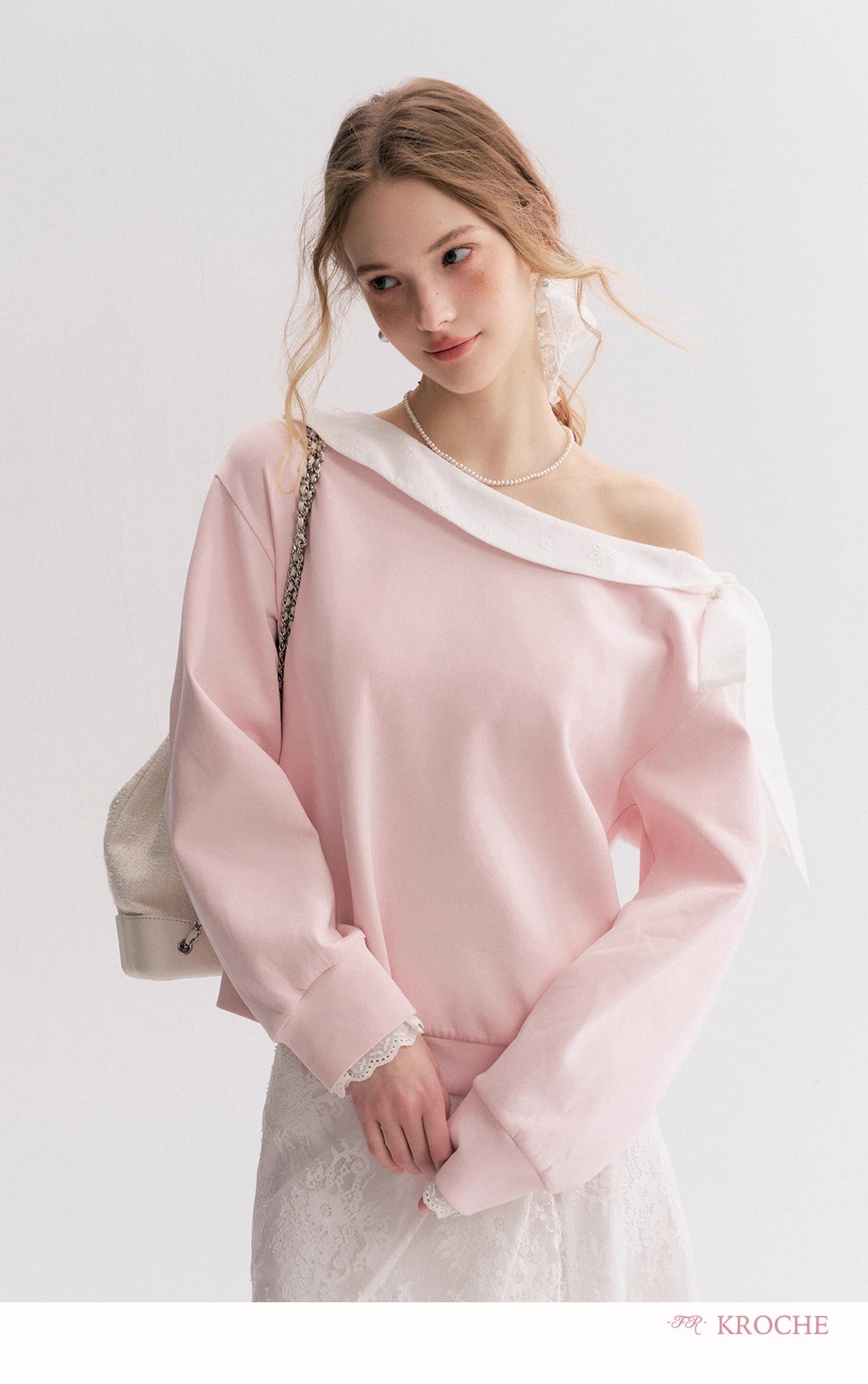 Kroche Off-shoulder contrast lace collar sweatshirt (2 color)