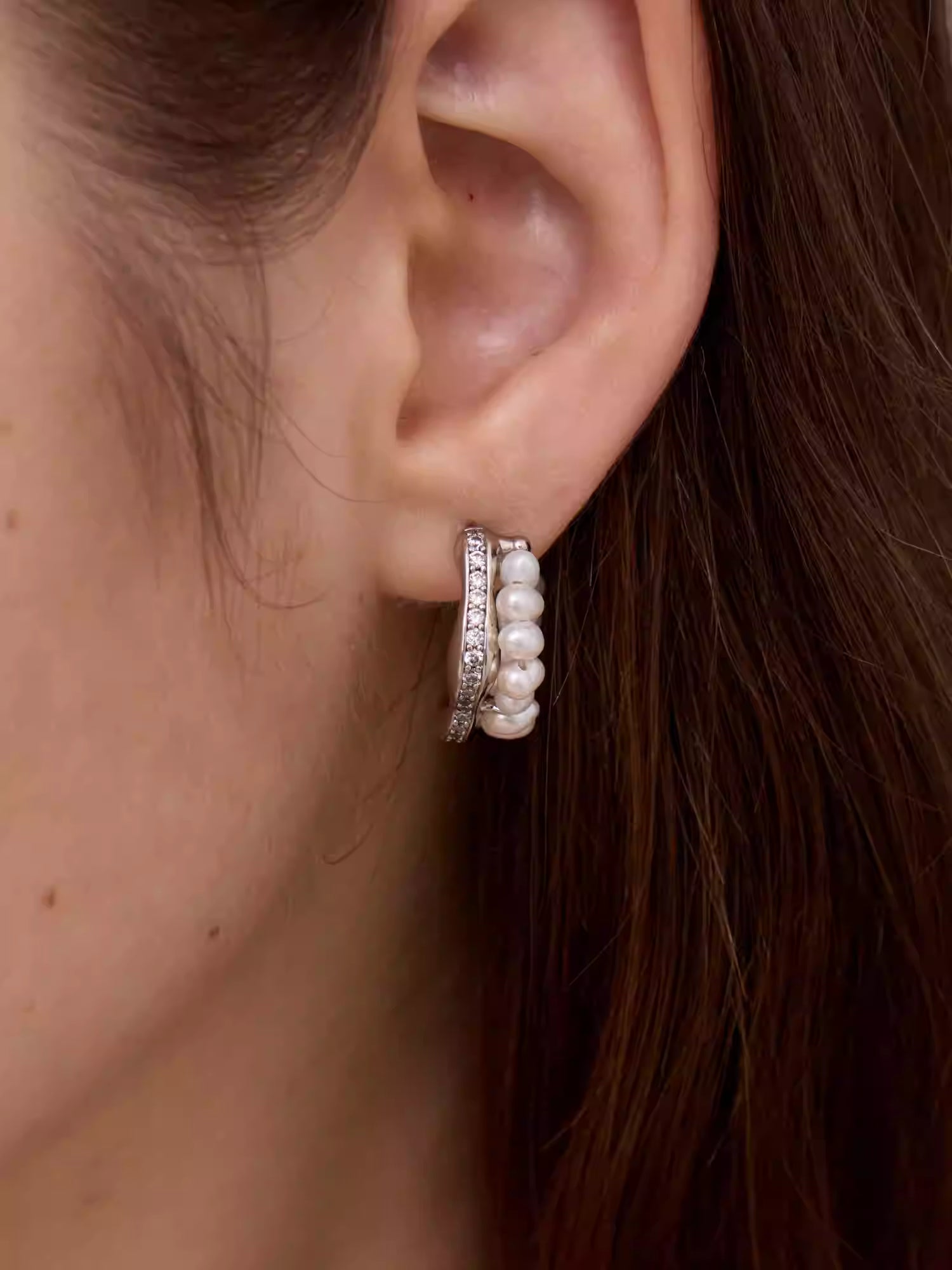 ARSIS Flowing silver pearl earrings