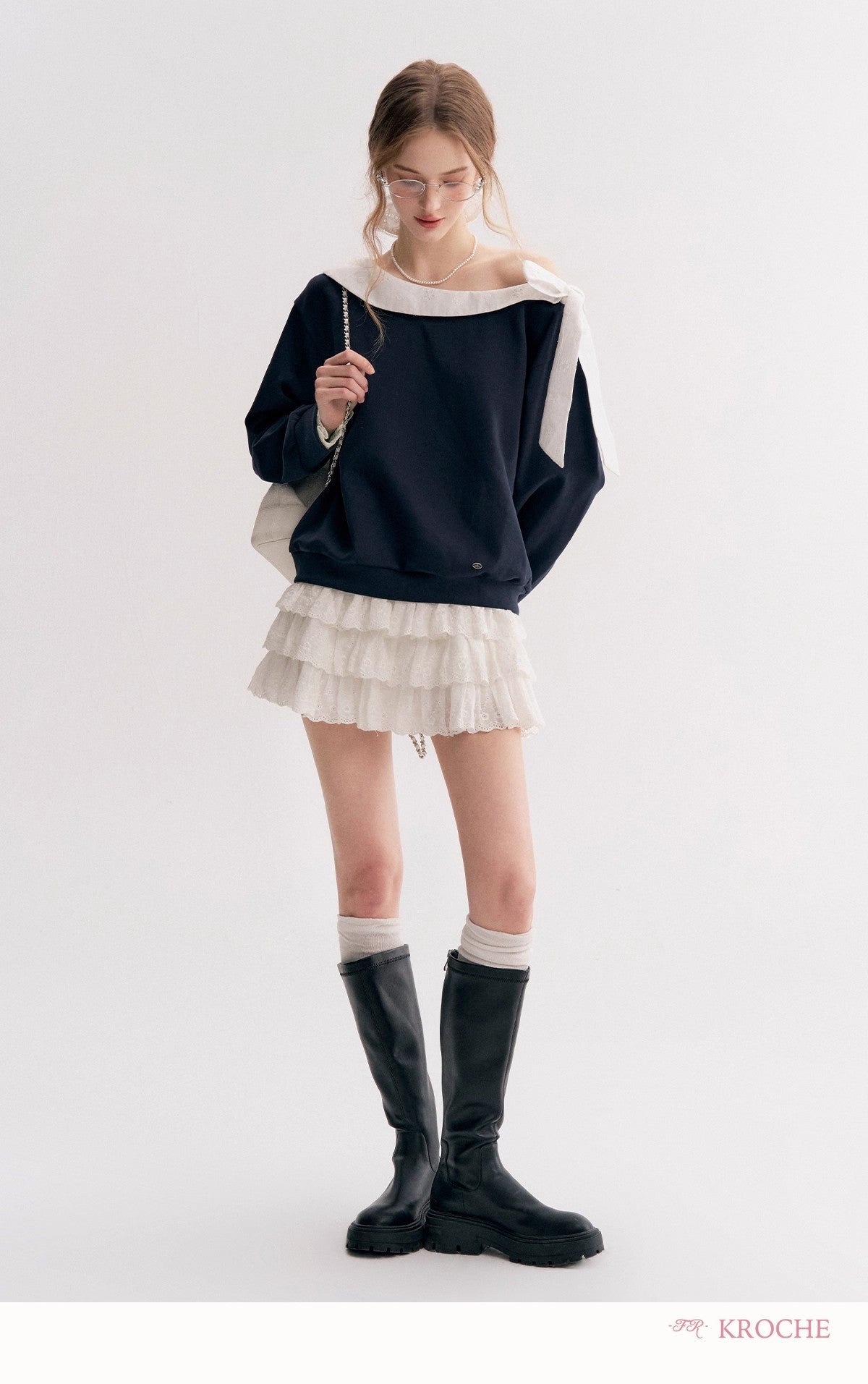 Kroche Off-shoulder contrast lace collar sweatshirt (2 color)
