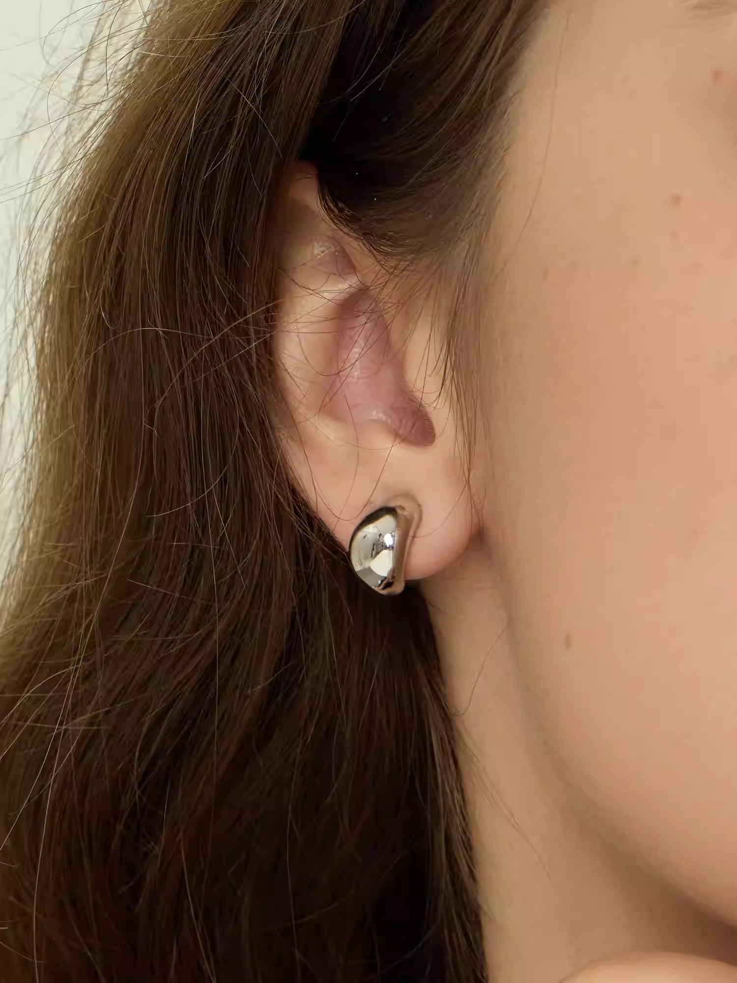 ARSIS Stream golden bean earrings