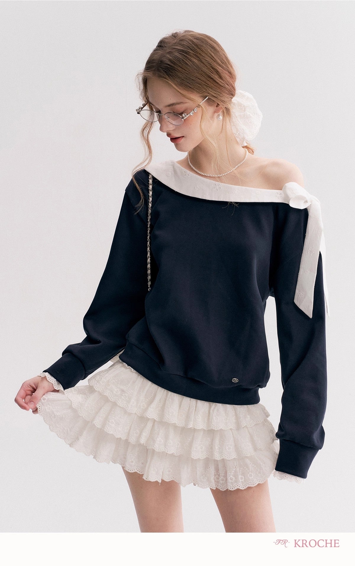 Kroche Off-shoulder contrast lace collar sweatshirt (2 color)