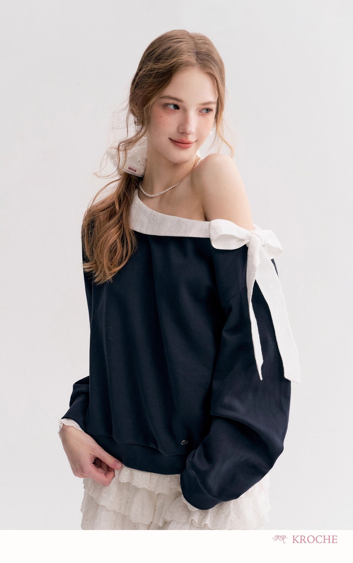 Kroche Off-shoulder contrast lace collar sweatshirt (2 color)