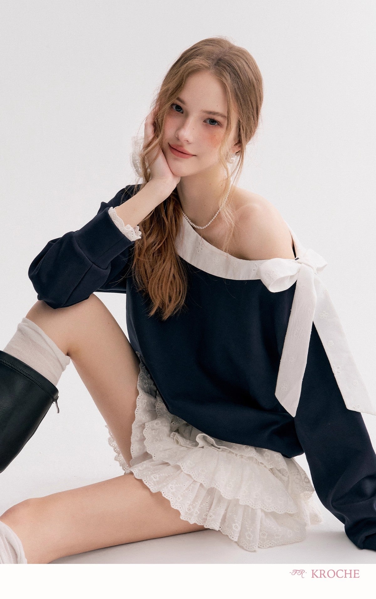 Kroche Off-shoulder contrast lace collar sweatshirt (2 color)