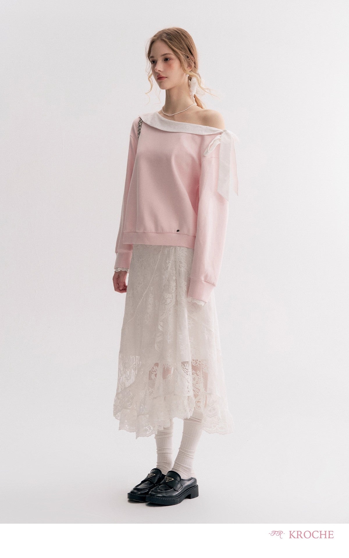 Kroche Off-shoulder contrast lace collar sweatshirt (2 color)