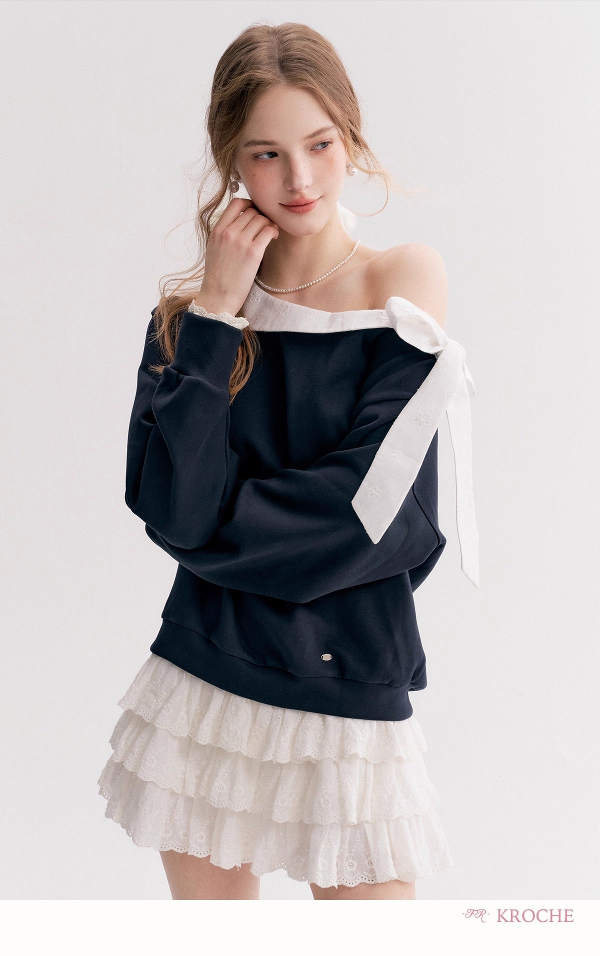 Kroche Off-shoulder contrast lace collar sweatshirt (2 color)