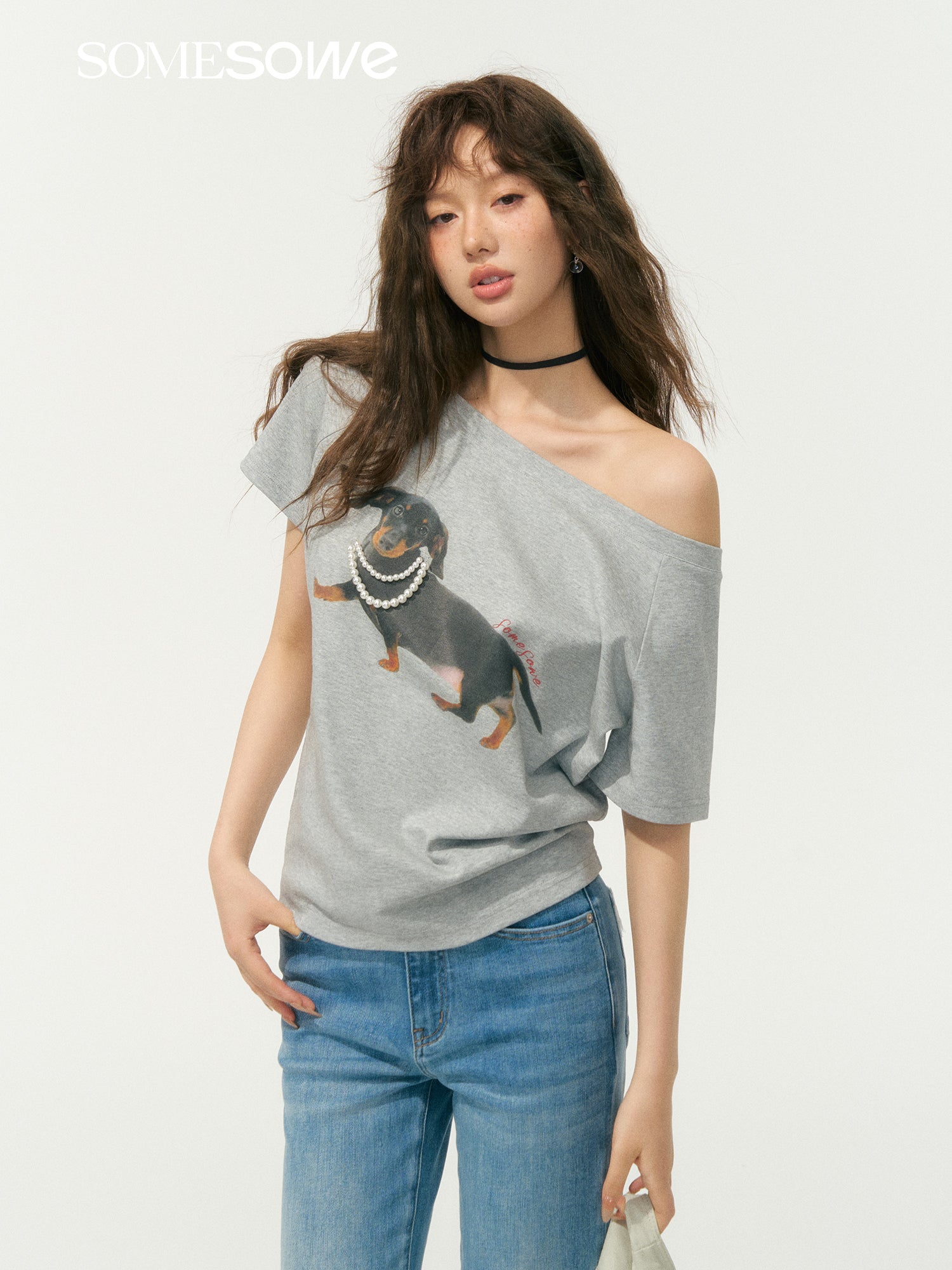 SOMESOWE S2508070 Pearl dog one-shoulder T-shirt (2color)