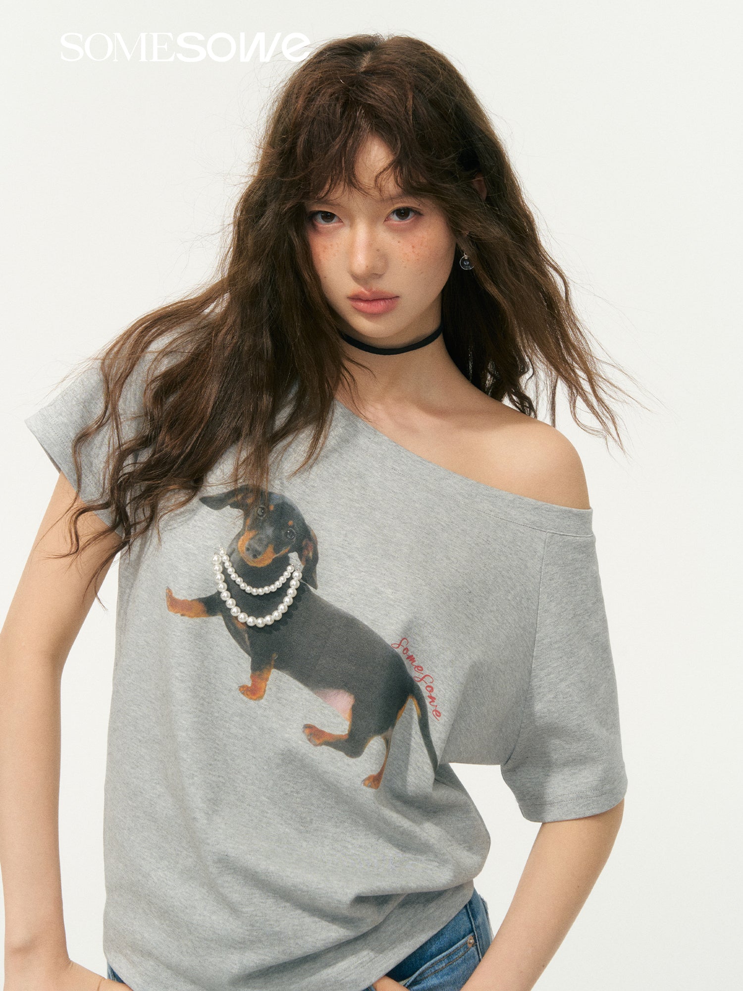 SOMESOWE S2508070 Pearl dog one-shoulder T-shirt (2color)