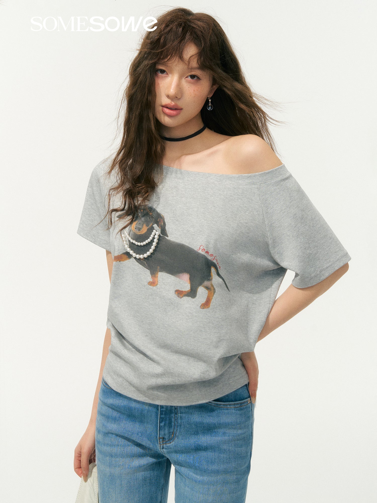 SOMESOWE S2508070 Pearl dog one-shoulder T-shirt (2color)