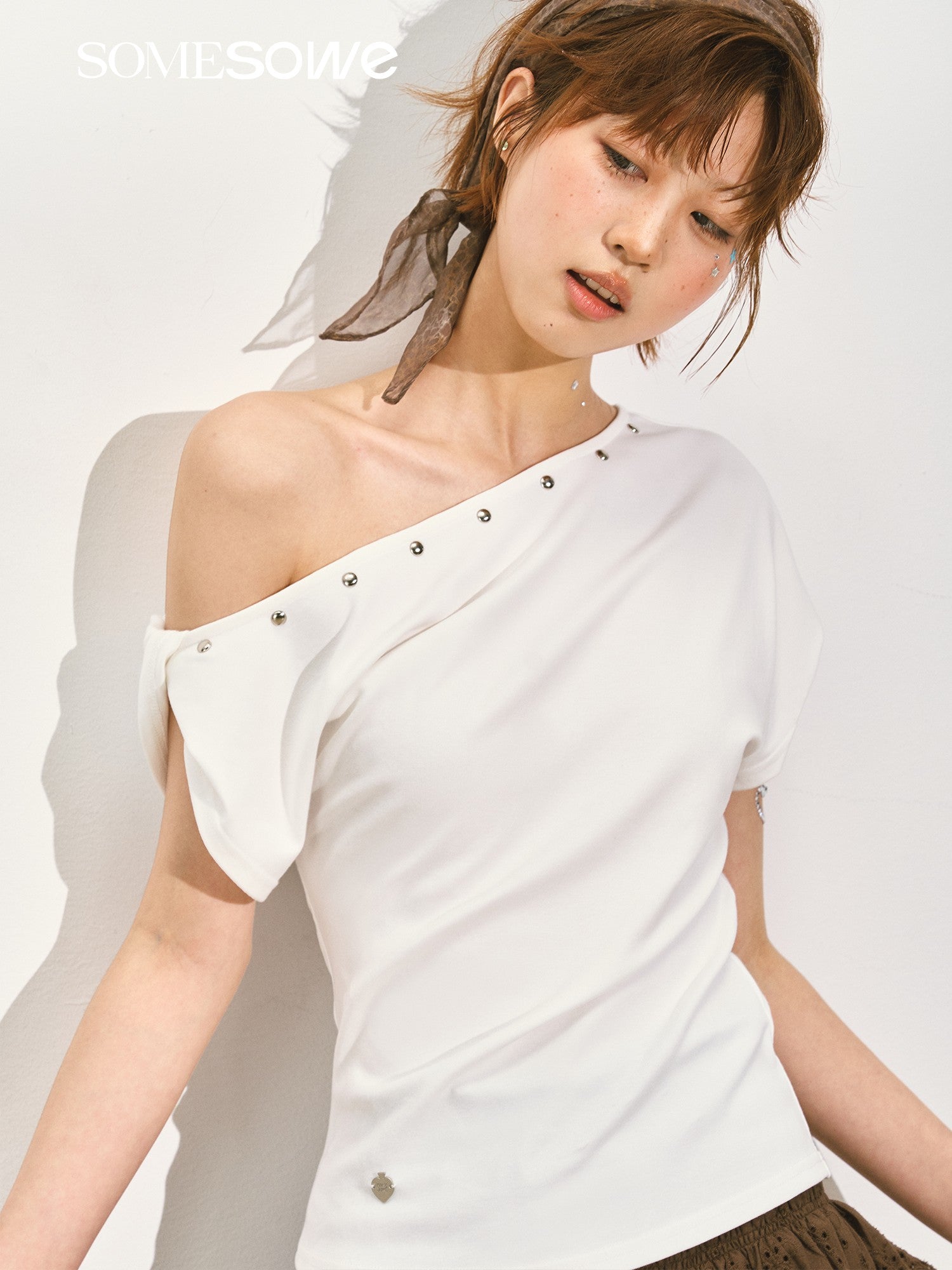 SOMESOWE S2508143 One-shoulder twisted T-shirt (2color)