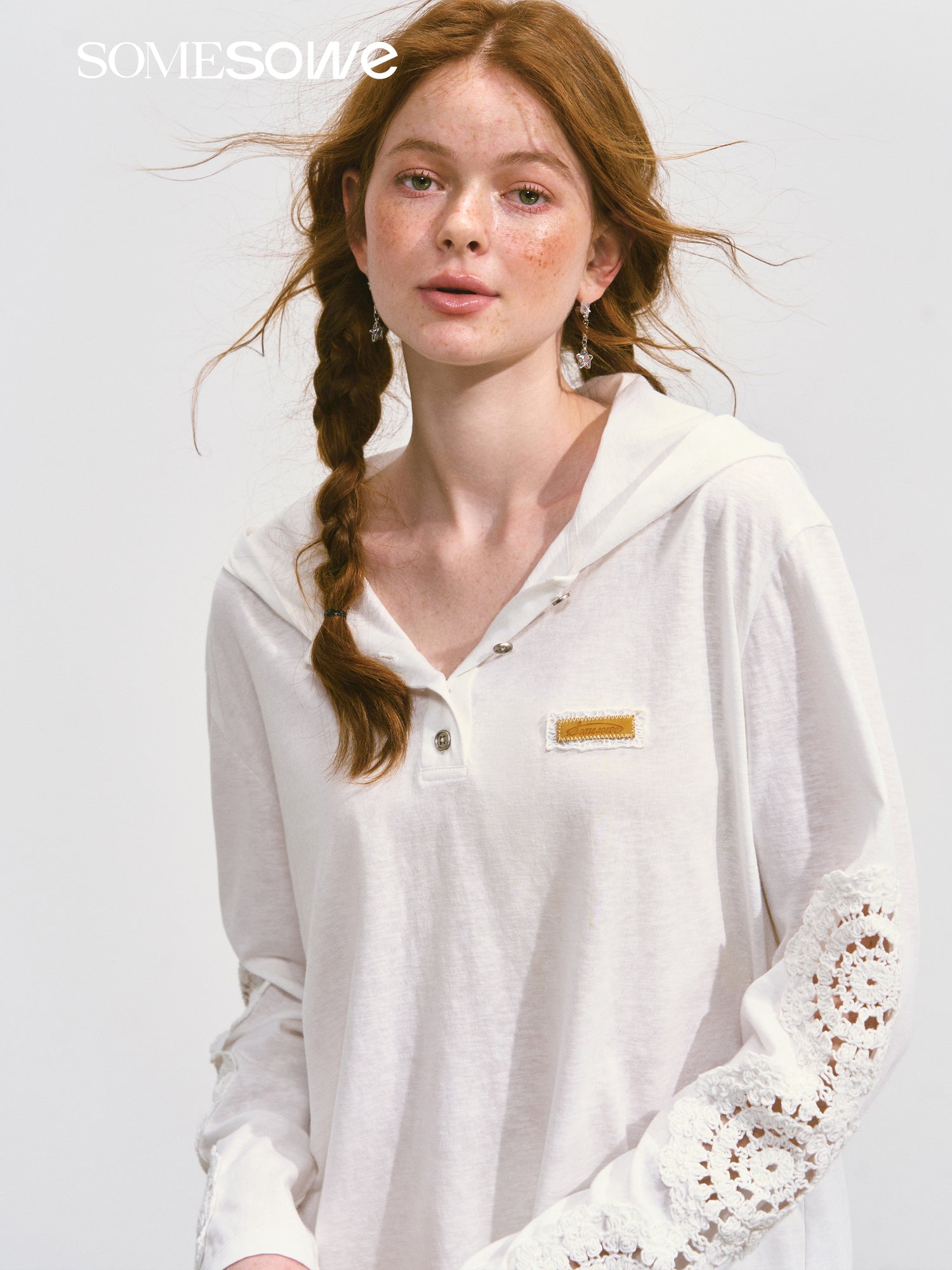 SOMESOWE S2508091 Hollow lace hooded T-shirt