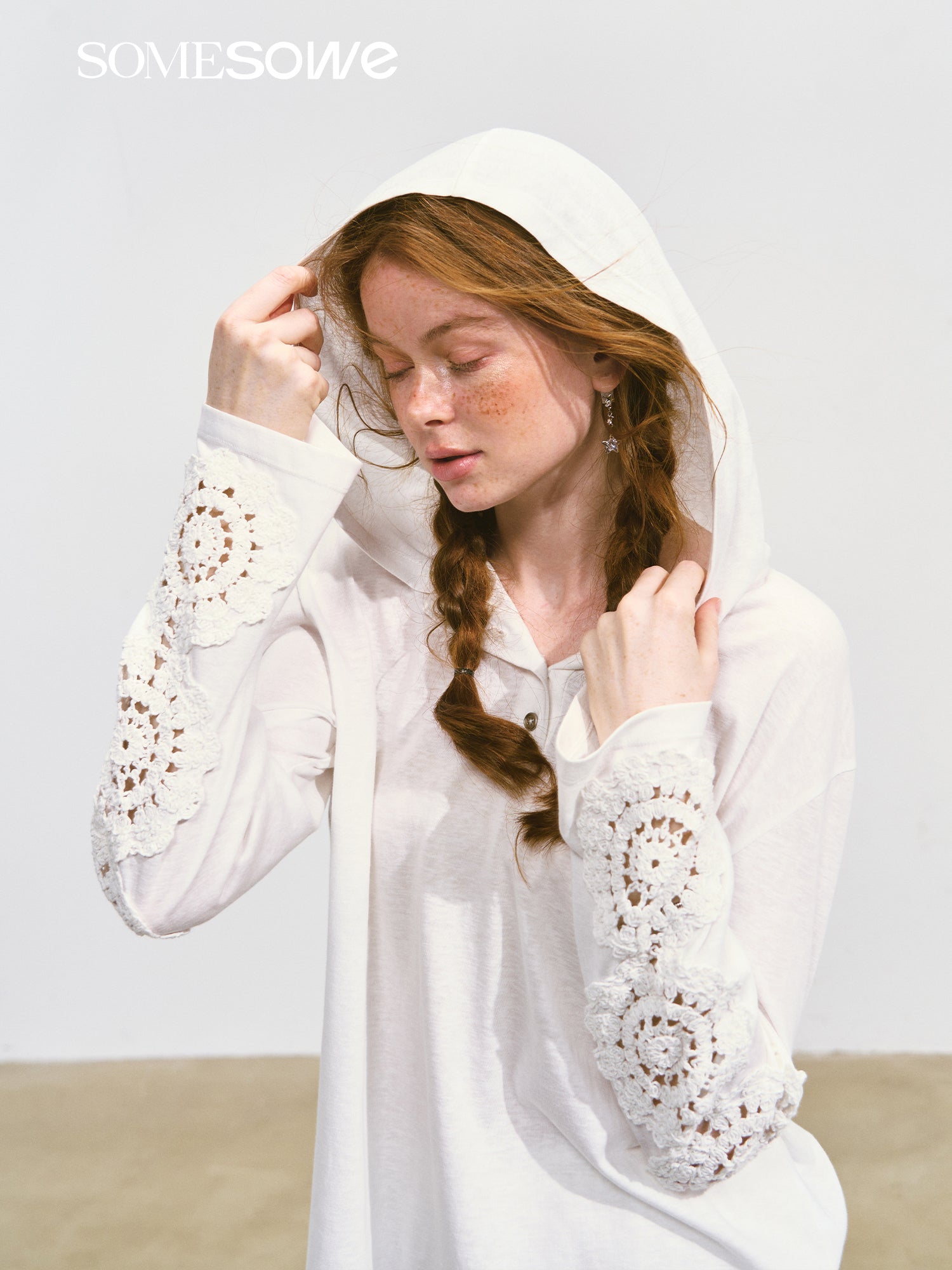SOMESOWE S2508091 Hollow lace hooded T-shirt