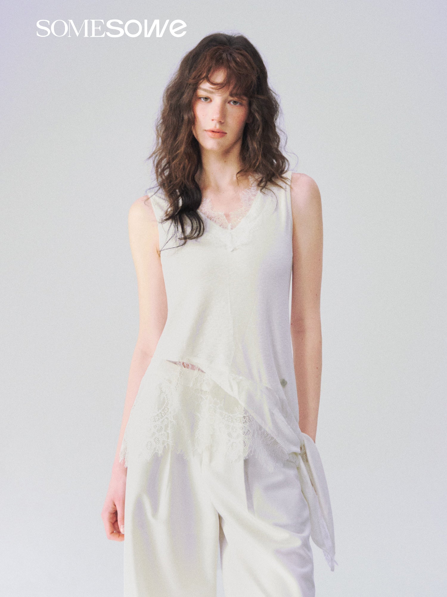 SOMESOWE S2609104 Irregular lace V-neck sleeveless top