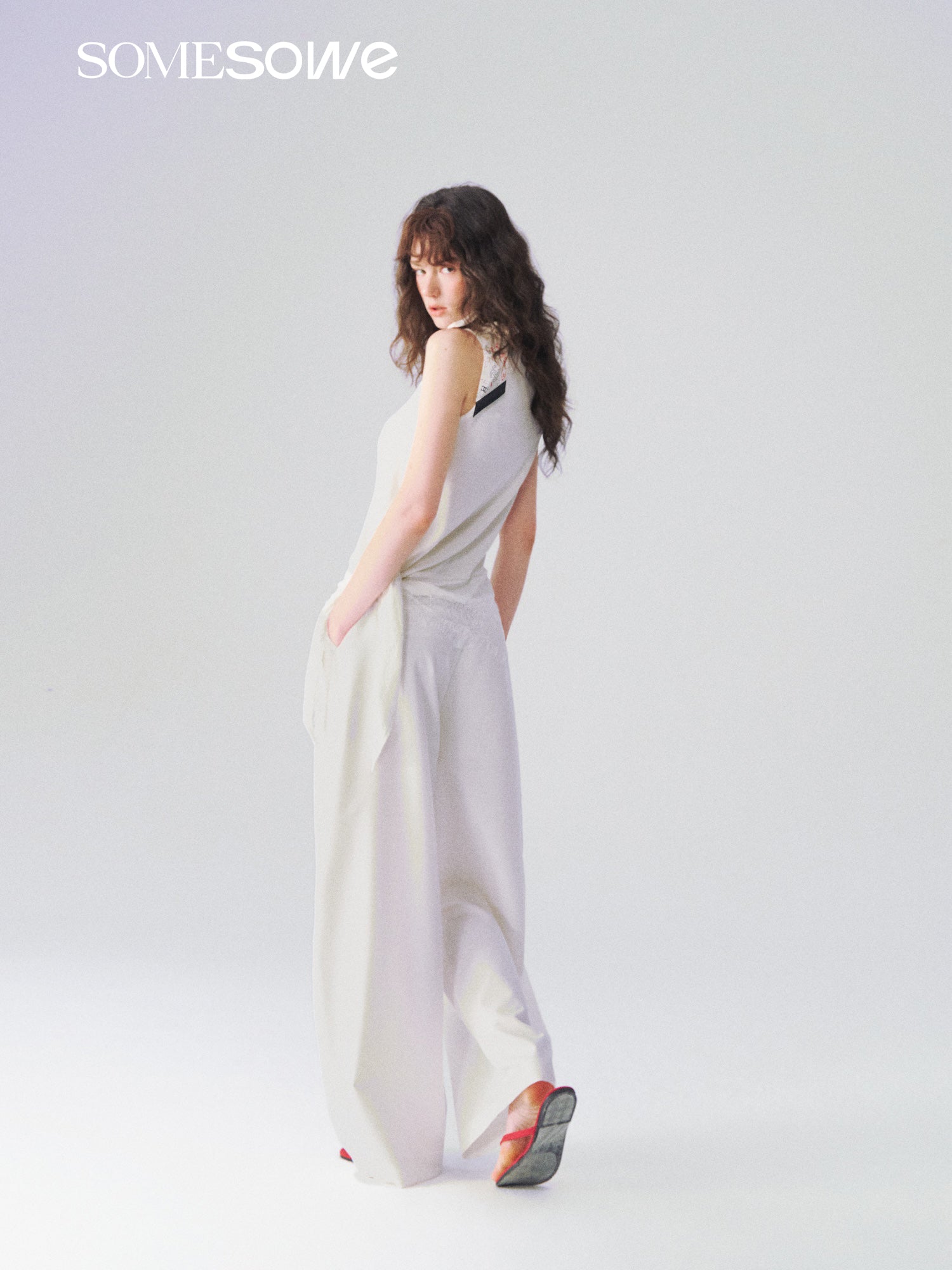SOMESOWE S2609104 Irregular lace V-neck sleeveless top