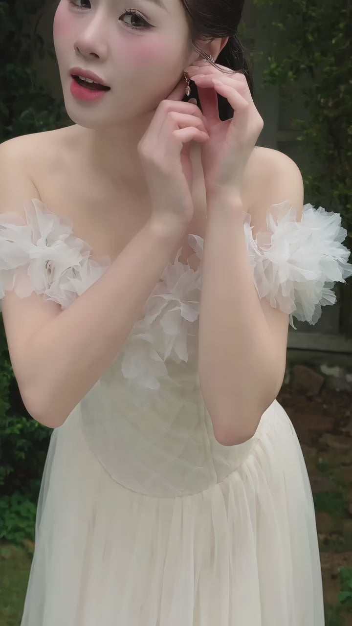 Lovelyn Light gauze petal strapless dress