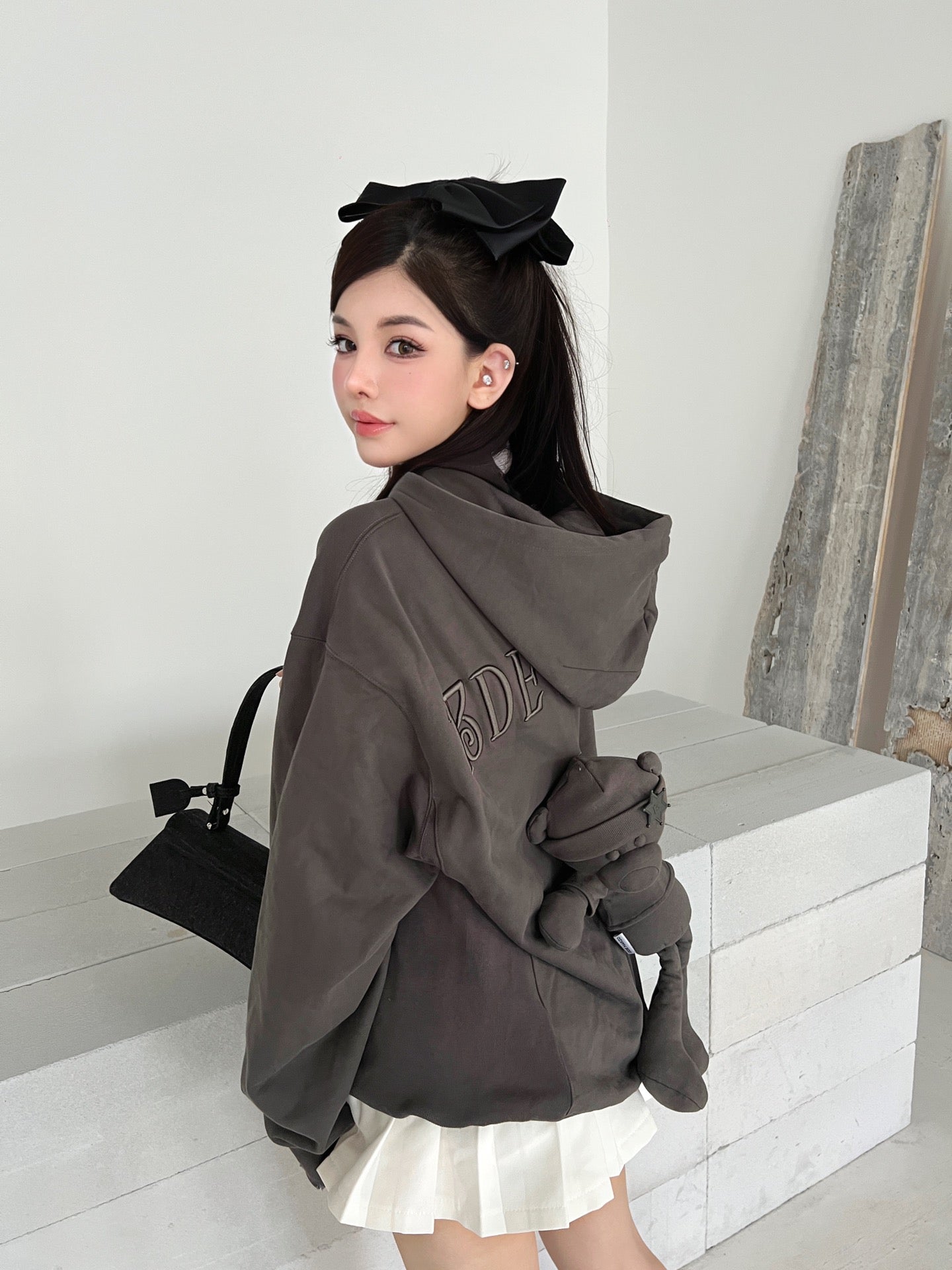13DE MARZO Bear Embossment Hoodie