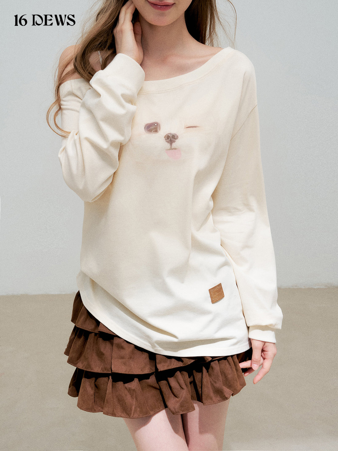 16DEWS 16D25294 Fun puppy print slanted shoulder long sleeved shirt