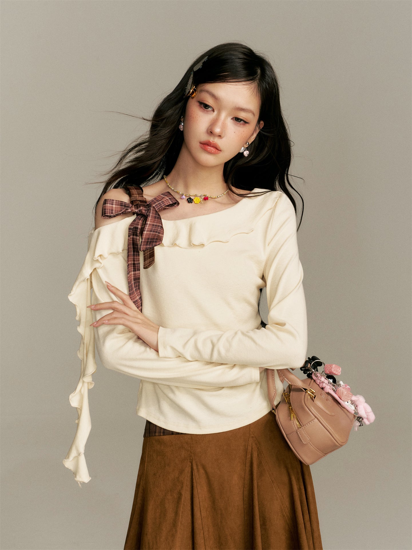 16DEWS 16D25359 Ruffled sloping shoulder slim fit top