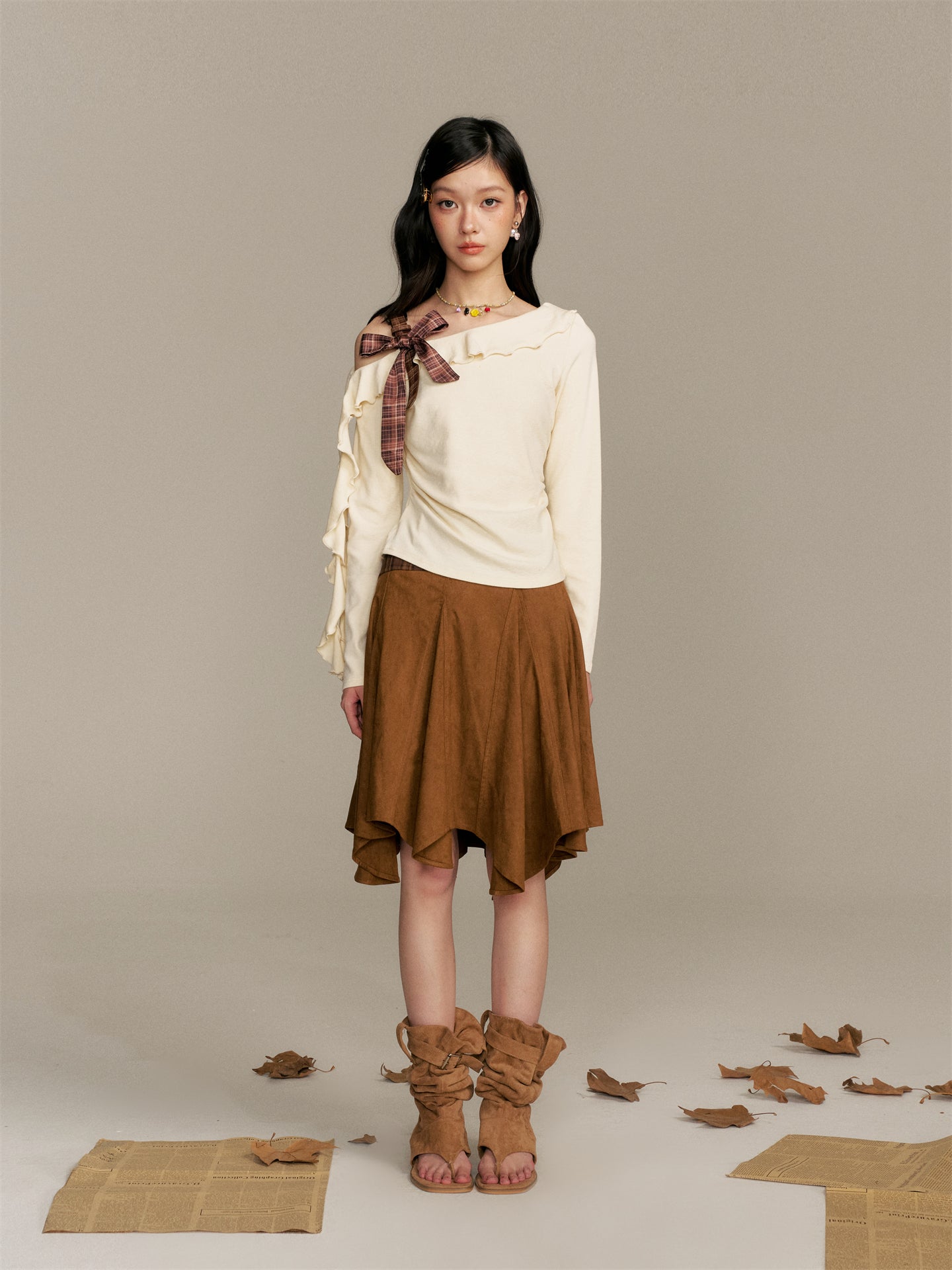 16DEWS 16D25359 Ruffled sloping shoulder slim fit top