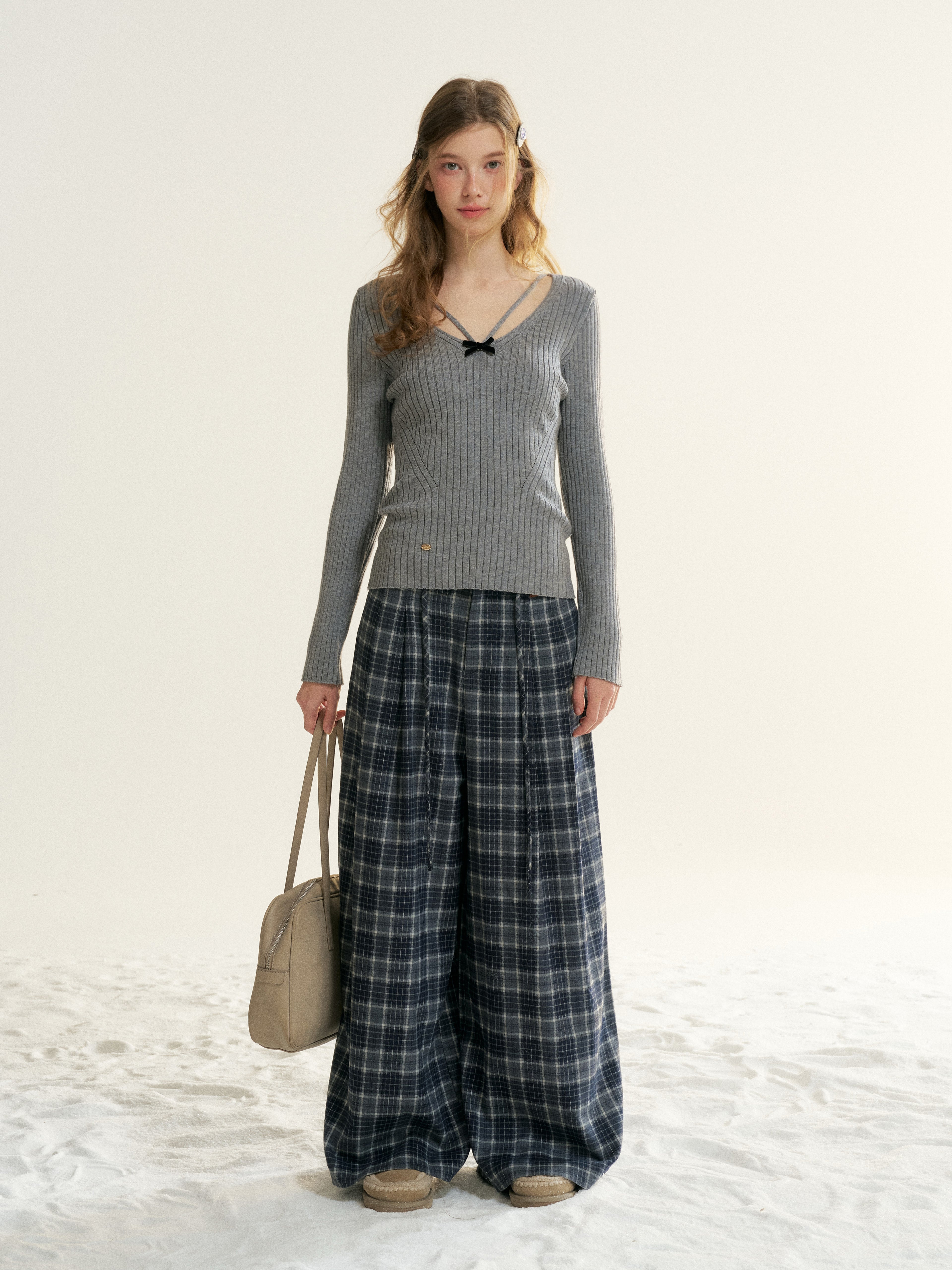 16DEWS 16D25507 V-neck slim-fit knit top