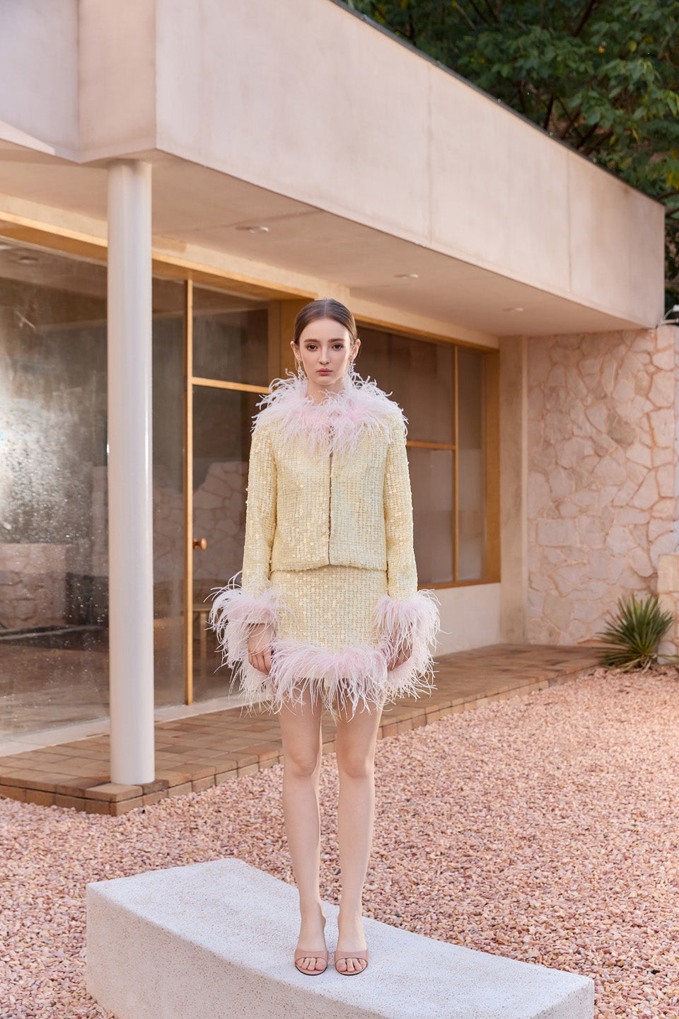 Wardrobes by chen Embroidered contrasting feather jacket + skirt set
