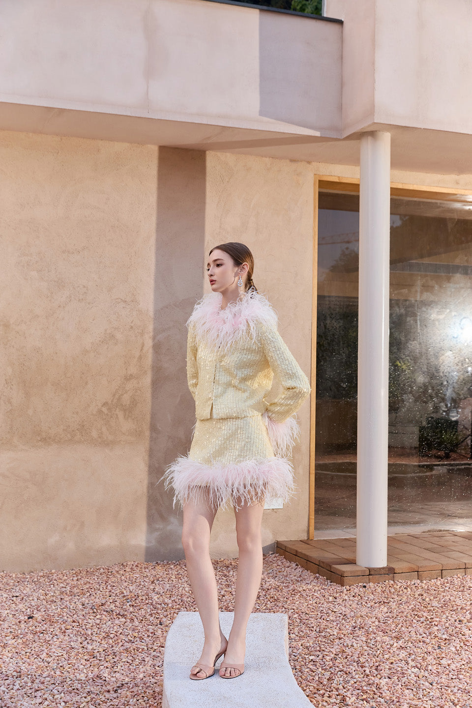 Wardrobes by chen Embroidered contrasting feather jacket + skirt set