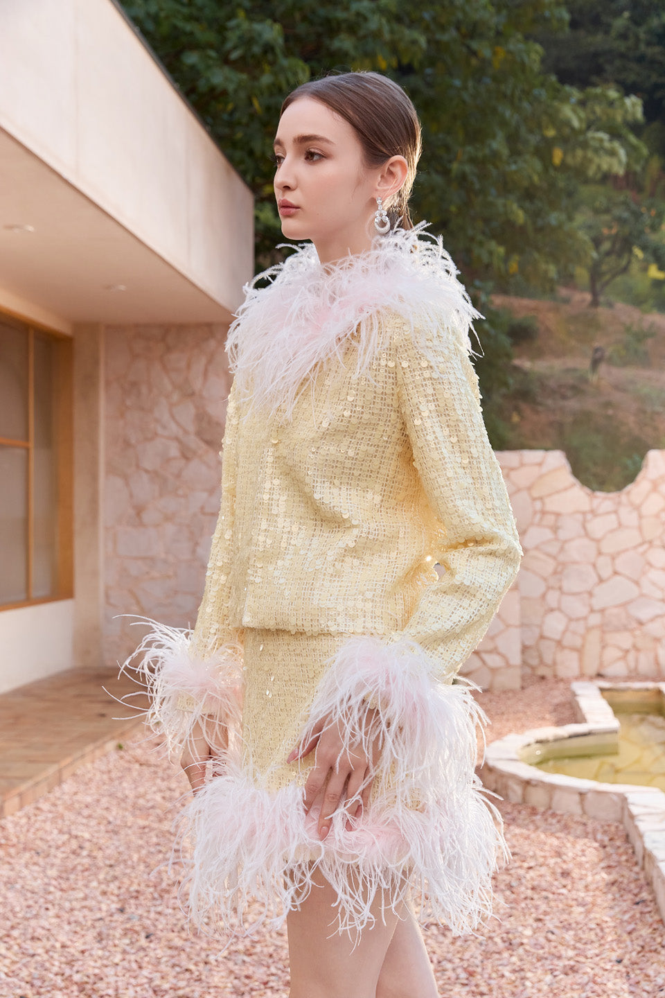 Wardrobes by chen Embroidered contrasting feather jacket + skirt set