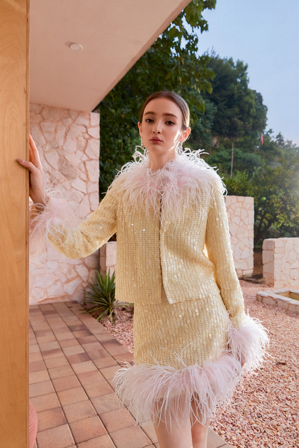 Wardrobes by chen Embroidered contrasting feather jacket + skirt set